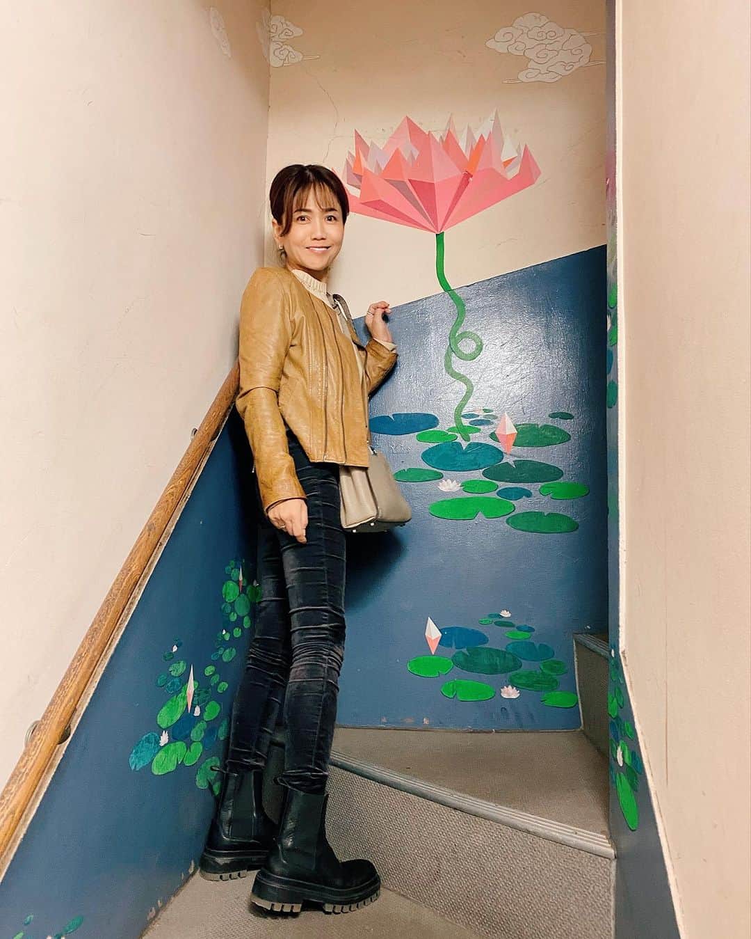 木原さとみのインスタグラム：「昨日は、面白いとこに！ #坊主バー 途中みんなでお経読んだり！有難いお話も聞けたりと。 本物のお坊さんでびっくりしました。 私のカクテルは、　#極楽浄土　綺麗な色🩵 #外人さんいっぱい　でした。」
