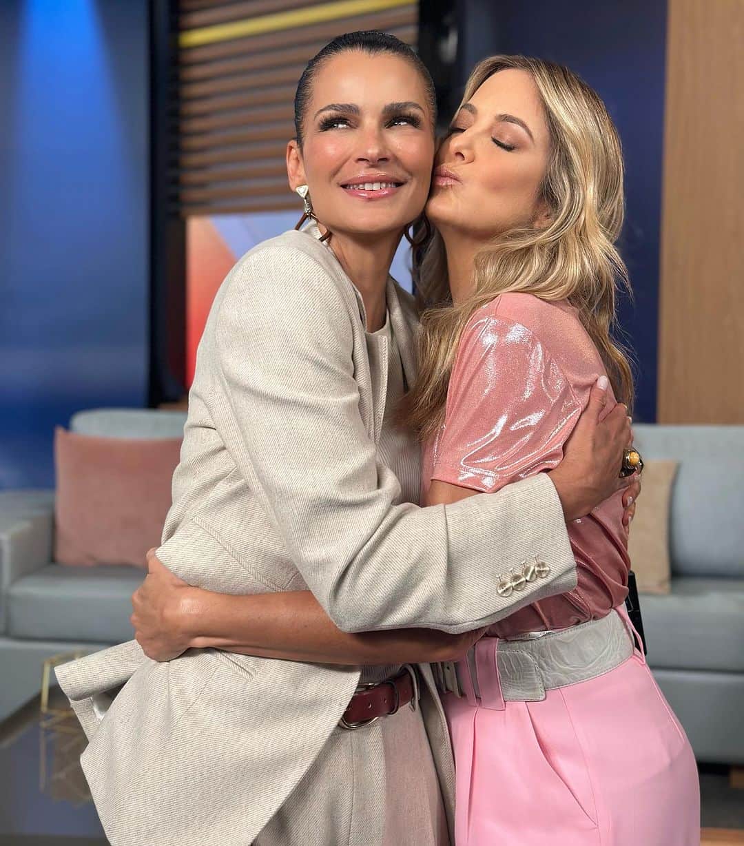 Tic iPinheiroのインスタグラム：「Com essa Deusa @fernandamottaoficial no @hojeemdia falando sobre um assunto muito importante, o câncer de mama. Outubro Rosa está ai para lembra los ( os homens também podem ter cancer de mama ), que o auto exame é muito importante. Se cuidem, façam a mamografia e como disse minha amiga Fernanda, não tenham medo do resultado,  porque descobrir precocemente, pode salvar a sua vida!!!!」