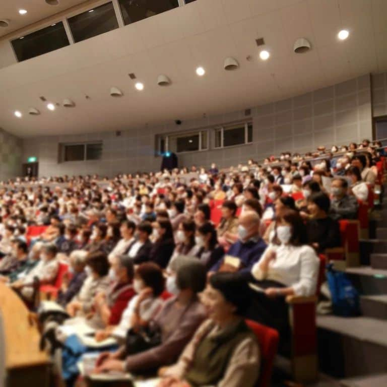 夏井いつきさんのインスタグラム写真 - (夏井いつきInstagram)「【福岡・筑後市　句会ライブ報告　麦のパパの巻】  参加者は会場一杯の五百人。  ノリの良さは、関西人に負けてないのが福岡人か！？  県外から参加していた麦のパパ＆サワコ。  色んな意味で、実力発揮しておりました。  フエミちゃん＆姪っ子のミラクルフィニッシュにも、沢山の拍手！  記憶に残る句会ライブでありました♪  麦のパパのお便り……続きはblogでね。 http://itsuki.natsui-company.com/?eid=7003#gsc.tab=0」10月11日 8時57分 - natsui_haiku