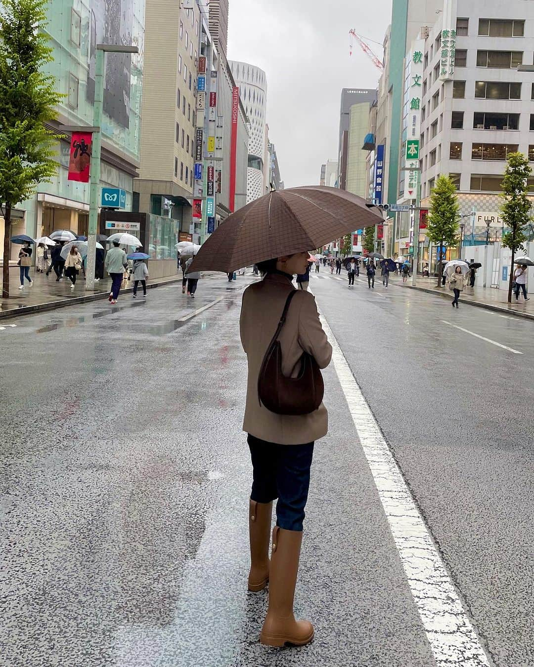 悠衣のインスタグラム：「ずっと迷ってた帽子を買いに行った日☔️ 雨だし寒いし迷ったけど 無くなったら悲しいから買いに行ってきました♡ ・ ・ やっぱりかわいー♡ ・ ・ 雨で前髪やばかったから かぶって歩いてたけど かぶっても髪の毛やばかった笑(4枚目)」