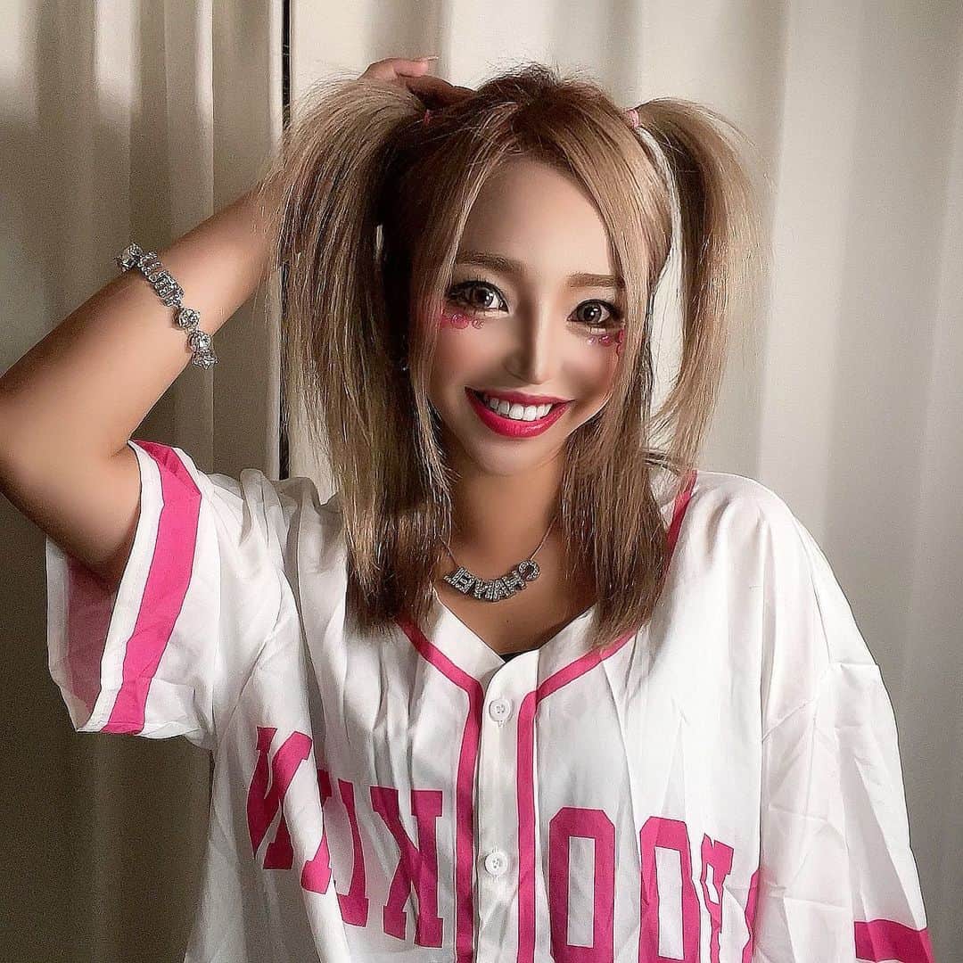 MII MAMAのインスタグラム：「. . . pink🩷 #ハロウィン #ハロウィンコスプレ ------------------------------------------ 🔎White Style mi mama 良かったらチャンネル登録お願いします🙇🏽‍♀️ #YouTube#ユーチューバー#主婦ユーチューバー#MIIMAMA#チャンネル登録お願いします#2児ママ#年子ママ#ギャルママ#ぎゃるまま#アラサーママ#アラサー#30代#30代ママ#ホワイトインテリア#モノトーンインテリア#シンプルな暮らし#収納#ホワイト収納#イチナナ#イチナナライバー#専属ライバー#主婦ライバー#17LIVE#主婦YouTuber#ママYouTuber#ママライバー#幼稚園ママ#小学生ママ」