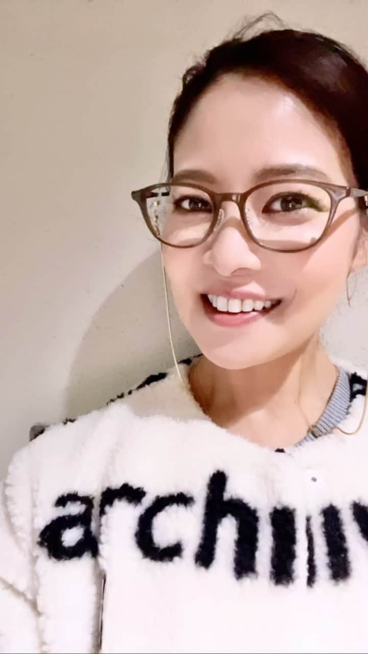 吉田玲奈のインスタグラム：「👓 アイヴァン東京ギャラリーで眼鏡を作ってもらいました✨ 素敵な店内にメガネがずらり✨ 博物館のよう👓 @eyevan_tokyogallery  今までずっと目が良かったので裸眼でしたが、歳を重ね いよいよ手元が見えにくくなり、人生初の視力検査（大人になってから…いわゆるあの学校のとは違う） 結果は、「遠視ですね！」 …遠視って何？！みたいなw なるほど。ゴルフの時ボールの行方はよく見えるけどスマホもレストランのメニューも見えない😂遠視。 と、いうわけで、視力は1.0まで下がってしまったけど、私にピッタリなオシャレ眼鏡が完成👓 アクセサリーをしているかのような眼鏡コードもオシャレでとても気に入りました✨👓 普段使いできるメガネでコードがついていれば出し入れしなくて済むから楽ちんです♪ 吉田店長✨ ありがとうございました😘  大切に使います👓 #眼鏡 #メガネコーデ  #EYEVAN #eyevantokyogallery  #アイヴァンメガネ  #pr #視力検査 #楽しかった #自分に合うメガネ #グラスチェーン #眼鏡コード #カフェオレ色のメガネ #ゴールドのチェーン #おしゃれめがね  #オシャレ眼鏡女子 #眼鏡スタイル」