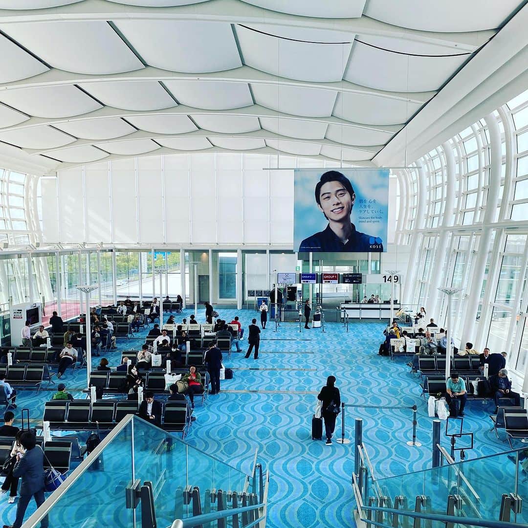林千晶さんのインスタグラム写真 - (林千晶Instagram)「これから上海へ。 ANAは国内線と同じ第2ターミナルから出発なのに、JALは第3ターミナル。ガッカリと思っていたけど、やっぱり海外と繋がっているダイナミズムを感じ、俄かにテンションが上がってきました😆」10月11日 8時57分 - chiaki_0808