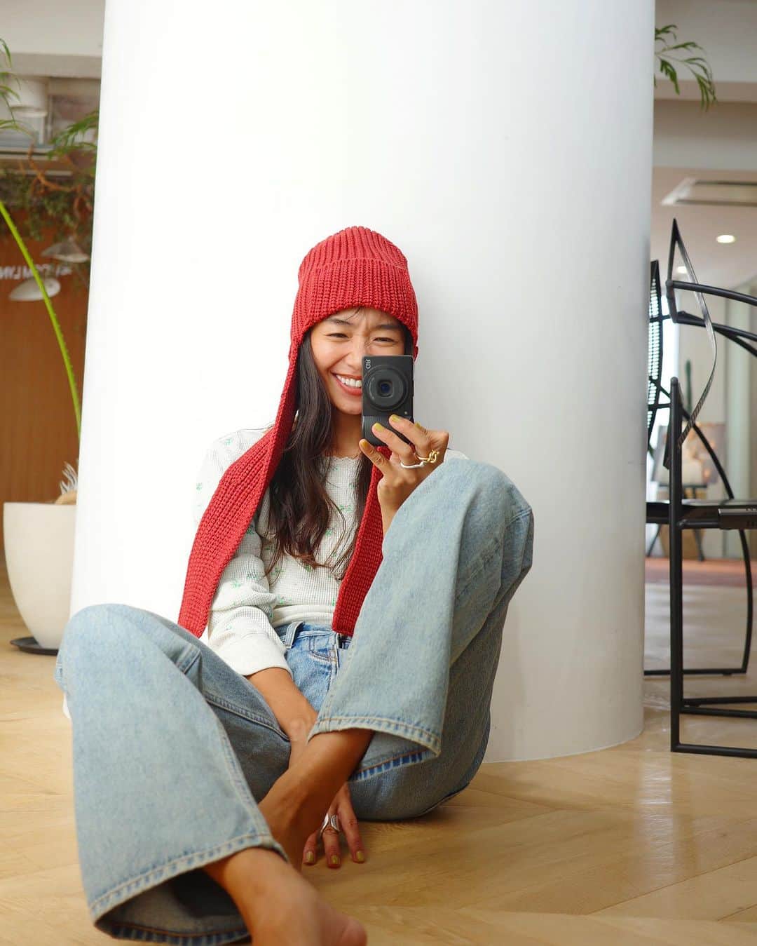 のインスタグラム：「#searoomlynn 🍅 KNITフライトキャップも発売されて♡ ポイントになるし可愛いし 耳のカバーはしっかり温かくて良きです🧶  #カジュアル服#デニムスタイル」