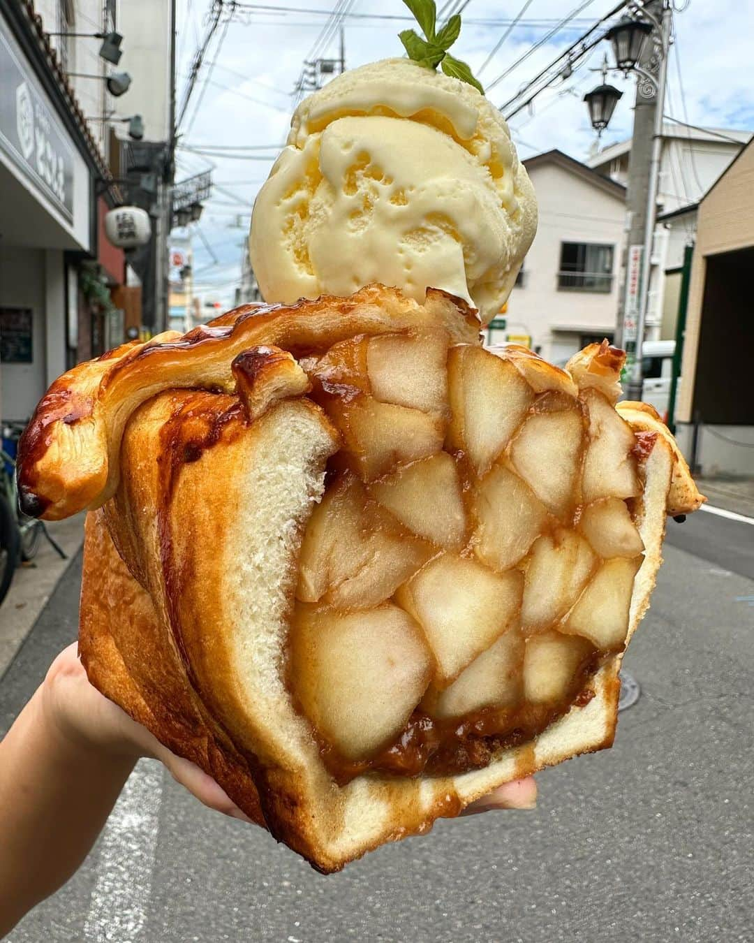 Coffee & Toast Tokyoのインスタグラム：「"ぎっしり"林檎のタルトぱん‼︎ 🍎🍎🍎🍎🍎🍎🍎🍎🍎🍎  “An apple a day keeps the doctor away.”  サクサクなタルト仕立てのパンにぎっしり林檎。  林檎の程よい酸みと甘さがサクサクのパンと相まって、たまらんです😋😋😋  . . . . #ぎっしり林檎のタルトぱん #apple  #りんご  #林檎  #タルト  #tart  #appletart  #アップルタルト  #ぎっしり   #三軒茶屋ランチ  #世田谷線カフェ  #パンスタグラム  #東京カフェ  #三軒茶屋カフェ #三軒茶屋  #パン #三茶カフェ  #三茶 #田園都市線カフェ #コーヒーアンドトースト  #coffeeandtoast #foodie  #foodiegram #japnesefood」