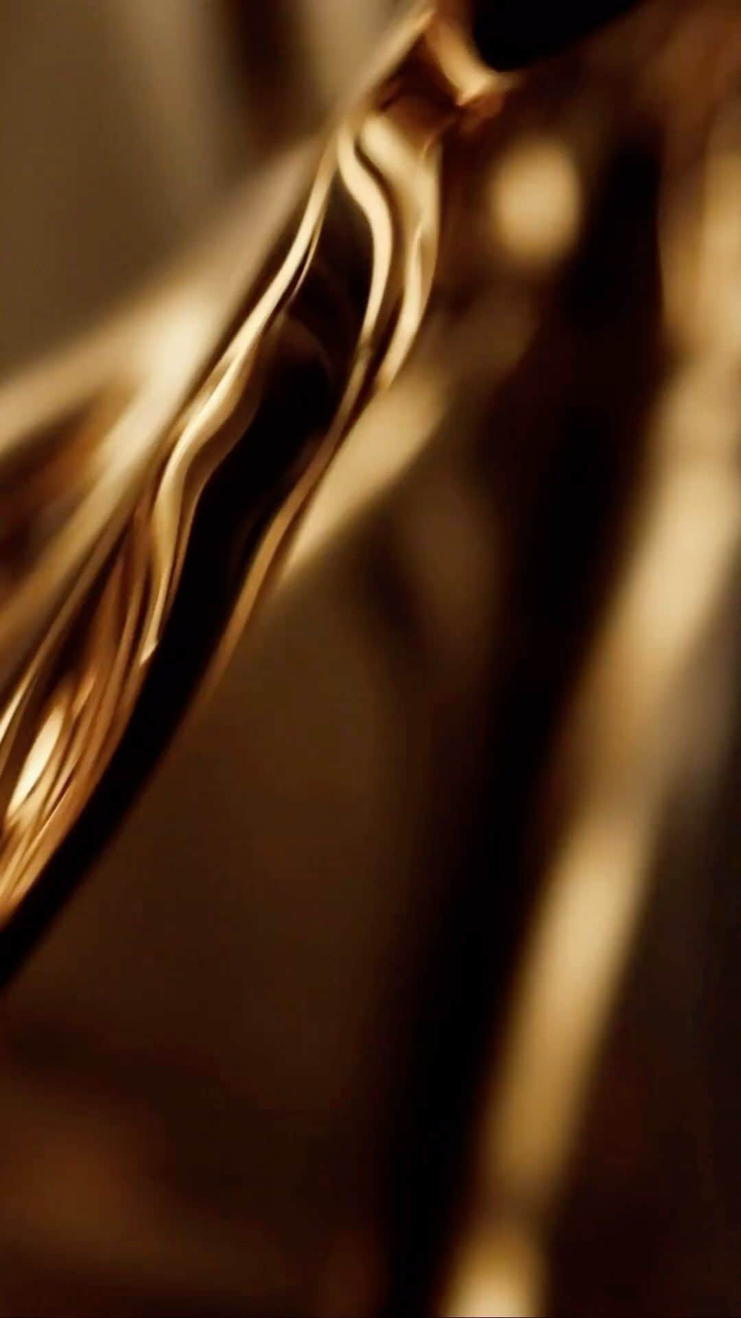 ドゥラメールのインスタグラム：「When you go for this gold, you get so much more than a winning glow. Every drop of The Renewal Oil is infused with youth-renewing Miracle Broth™, nourishing Miracle Broth Oils, and our antioxidant-rich Lime Tea Concentrate for a multifaceted blend of radiance.  #LaMer #LaMerSkincare #MiracleBroth #LaMerRenewalOil」