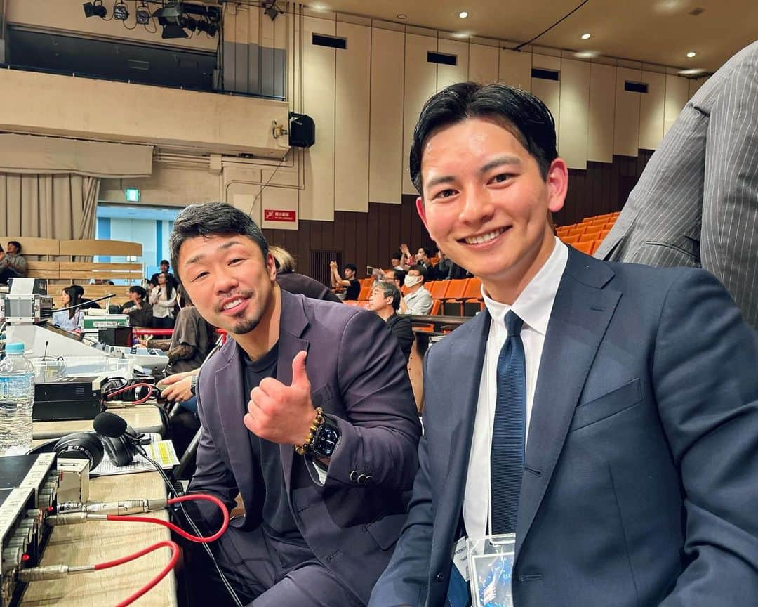 大川立樹のインスタグラム：「. ボクシング🥊  八重樫東さんの解説で メインイベントを担当しました  永田大士選手の勝利者インタビューがとても印象的でした。  今日も1日、前向きに、ポジティブに！ みなさん、行ってらっしゃいませ！  #ダイヤモンドグローブ  #八重樫東 さん #大川立樹 #ボクシング  #boxing」