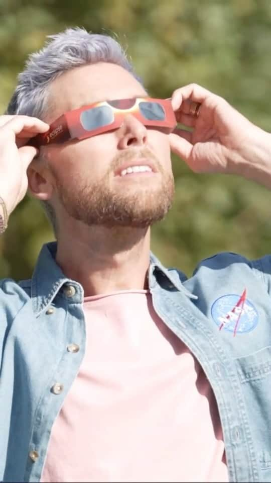 ランス・バスのインスタグラム：「Pardon me as a nerd out! Catch the solar eclipse on Oct 14 🌖 and remember: stay safe with eclipse glasses, a solar filter, or even a pinhole projector. You can find your viewing time at go.nasa.gov/EclipseExplorer. If you’re not in the path, you can watch NASA’s live broadcast from 11:30am-1:15pm EDT on Oct. 14 at NASA.gov or on YouTube! Who’s watching with me? 🙋‍♂️#SpaceCowboy」