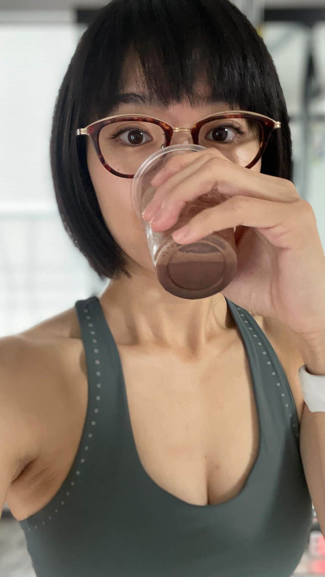 のインスタグラム：「最後ヘロヘロです〜 ・ 背中トレーニング💪🏻 一回一回肩甲骨をしっかり開いて寄せる！最大限動かす！！ 肩に力入りがちだから気をつけなくちゃ！ ・ まだまだ頑張るでーーー！！ ・ #時東ぁみ #恵比寿 #enbody #ebisu #裸足トレーニング #トレーニー #パーソナルトレーニング #トレーニング #training #筋トレ #筋トレ女子 #workout #ワークアウト #成長記録 #モテる体 #いつでも脱げる身体 #💪🏻  #産後トレーニング #ママトレ #トレーニングウェア#trainingwear  #veromanfit #背中トレーニング #ヘロヘロ」