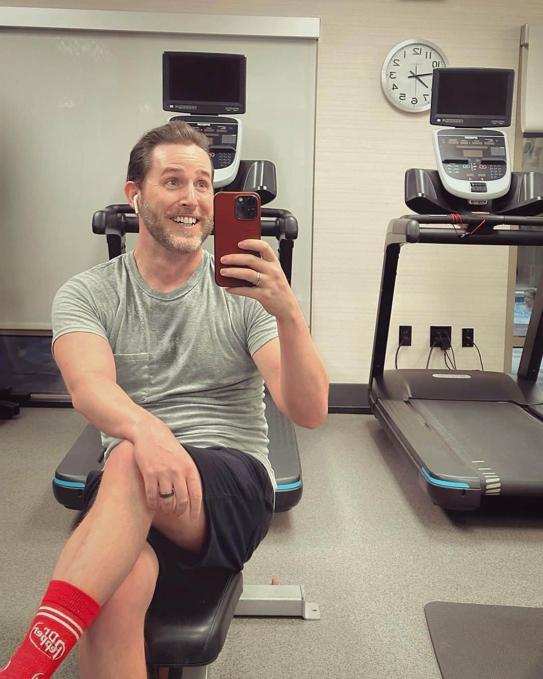 ジョシュア・デイビット・エバンスのインスタグラム：「💪🏻🎶 Had a long day of shooting for work, then got back to the hotel and tried to convince myself that I didn’t need to work out. 🫠 Luckily, Pamela changed my mind! 🙏🏻💙Thank you to my wife for encouraging me to do something that has played a HUGE role in bettering my mental health. 💪🏻💙😅  Also, I wanna be in good enough shape in case @nsync needs backup during their reunion. I KNOW ALL OF YOUR DANCE MOVES AND HARMONIES GUYS 🎶  #mentalhealth #mindandbody #staymotivated #giddyup」