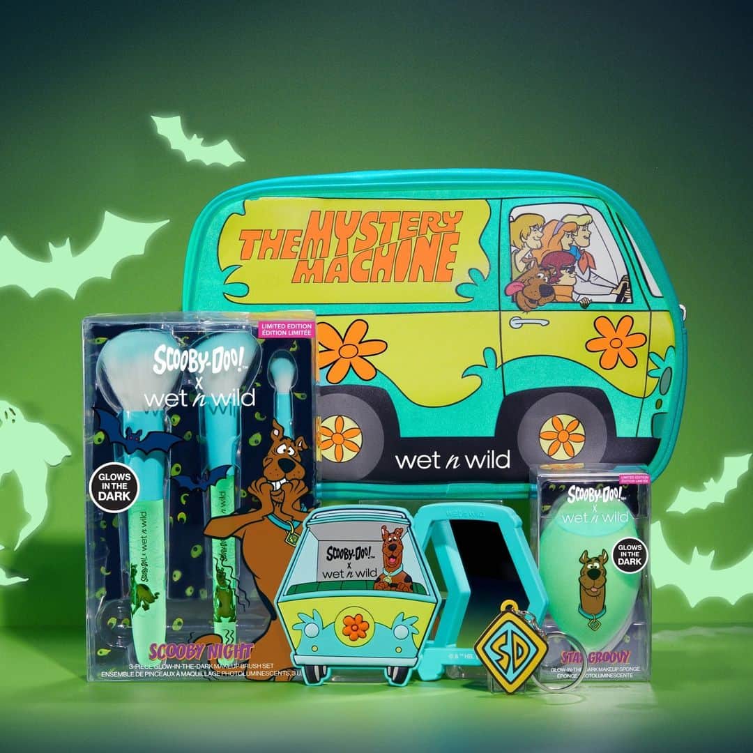 wet'n wild beautyのインスタグラム：「Hop on the Mystery Machine with the Scooby Doo x wet n wild accessories! Get the GLOW-IN-THE-DARK Makeup Bag, Brush Set, and Sponge, plus another mini Mystery Machine with Scooby on the Hand Mirror plus Keychain Set 🐾👻🧡⁠ ⁠ Available NOW at Walmart (in-store) & @Amazon and NOW at wetnwildbeauty.com & walmart.com (soon) #ScoobyDooxWNW #crueltyfree」