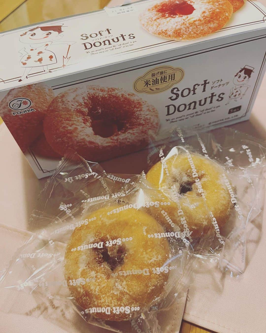 安藤あいかさんのインスタグラム写真 - (安藤あいかInstagram)「すすすすすいーつ！！  チョコミントのかき氷初めて食べたけどおいしーーーー🩵  母はリコッタパンケーキ初めて食べたみたいで感動してました🥞♡ パンケーキ好き！  不二家のソフトドーナツは昔おばあちゃんちに行ったときよく食べていたやつみつけた！パッケージ変わったし個包装になってた！サイズもかわった？？ 探していたよ〜🥹全然売ってないの🥺 味は変わらず😊懐かしうまい😋  ぶどうはいただきもの🍇 母が食べやすいようにとむいてくれた👏  #かき氷 #リコッタパンケーキ #ドーナツ #ぶどう」10月11日 9時33分 - aikaando