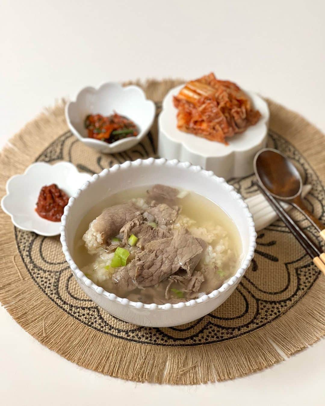 ペ・ユンジョンのインスタグラム：「- 오늘밤 자정에 오픈 합니다.  날씨 쌀쌀해지면 뜨끈한 국물 만한게 없쥬 거기에 밥 한끼 맛있게 해결까지 성공!!  다시 또 먹어도 계속 맛있네요~~🤤🤤🤤  ▪일정 : 10/12(목)am00:00 - 10/18(수)pm11:59 ▪공구가/구성 🍚나주곰탕 5팩 : 42,500->37,400₩ (-12%) 🍚나주곰탕 10+1팩 : 85,000->74,800₩ (-12%)  ▪유통기한 : 별도표시일까지  *보관방법 : 냉동보관 ▪배송일정 : 오후1시 이전 주문건 당일출고 (CJ대한통운) ▪배송비 : 3,500원  *7만원 이상 무료배송  *제주/도서산간 3,000원 추가   오늘밤 자정에 만나요❤️ @bbaeeonni_shop」