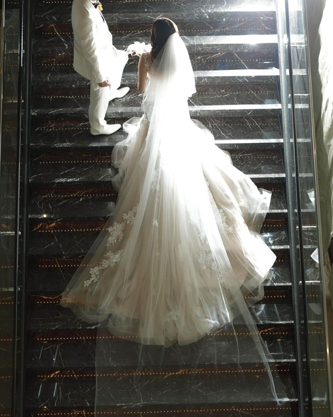 佐藤小巻のインスタグラム：「2023/10/11 結婚式から1年。 ウェスティンに宿泊してお祝い🥂🍾  ウェディングドレスもカラードレスも、着る前から決めてた🕊️  #ウェディング #ウェディングドレス #ウェスティンホテル仙台」