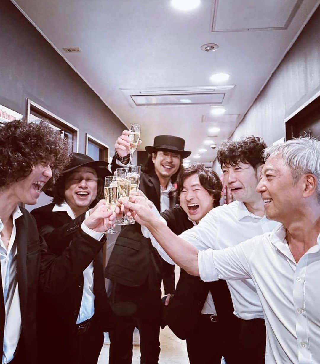 Curly Giraffeさんのインスタグラム写真 - (Curly GiraffeInstagram)「佐野元春 & THE COYOTE BAND “今何処TOUR2023”終了。  長かったけど終わってみたらあっという間だった。 充実のツアー。乾杯の皆んなの表情が物語っている。  全国の皆様、ありがとうございました。 また会いましょう✨  Photo by @mrkiyomi   #佐野元春 #coyoteband #写真は佐野さんオフィシャルより転載 #１枚だけ別ショット」10月11日 9時46分 - curly_giraffe