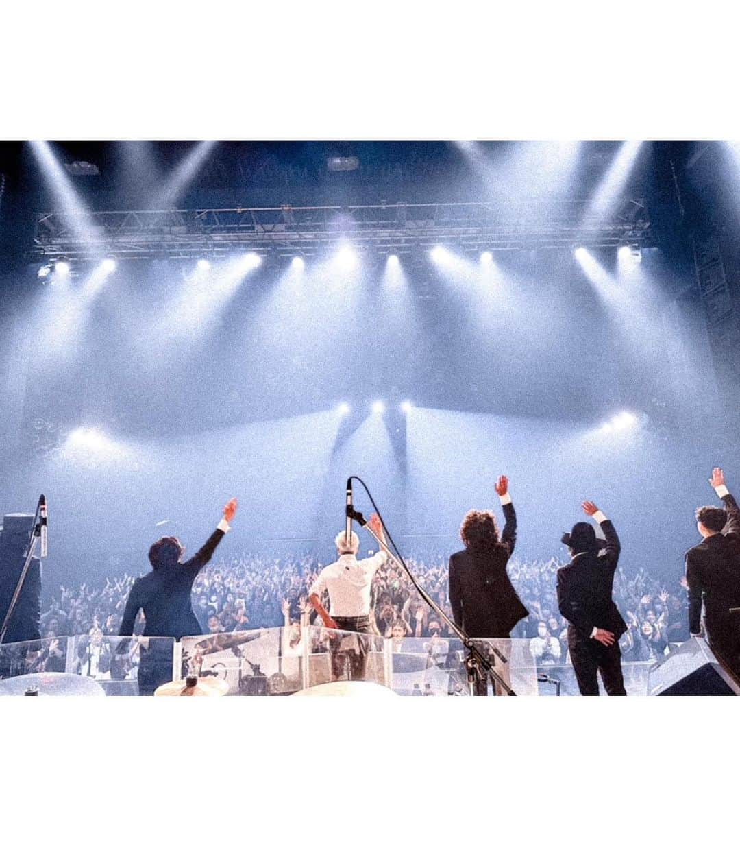 Curly Giraffeのインスタグラム：「佐野元春 & THE COYOTE BAND “今何処TOUR2023”終了。  長かったけど終わってみたらあっという間だった。 充実のツアー。乾杯の皆んなの表情が物語っている。  全国の皆様、ありがとうございました。 また会いましょう✨  Photo by @mrkiyomi   #佐野元春 #coyoteband #写真は佐野さんオフィシャルより転載 #１枚だけ別ショット」