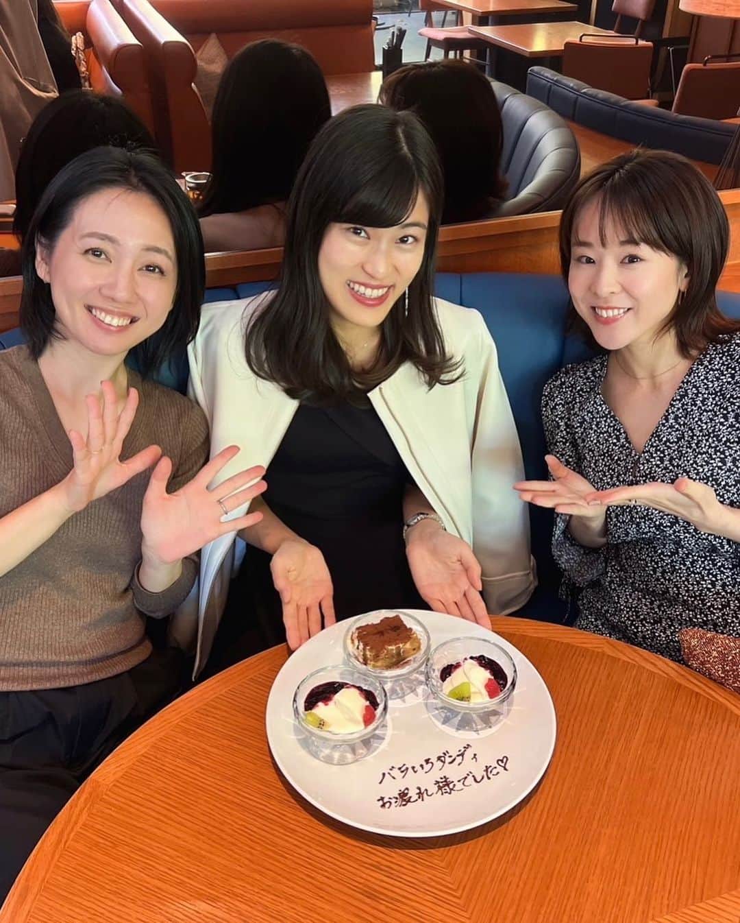 阿部真澄のインスタグラム：「.  先日のチバテレ会♡  みんないろんな場所で活躍されていて話を聞くのが楽しい！時間が経つのが本当にあっとゆー間です。  涼しくなったら行きたいと思っていた「TWELVE GARDENDS BAR & GRILL」 強風のためテラス席は断念しましたが、とても素敵なお店でした！  次回は駒井さんも揃って集まれますように☺️  #チバテレ」