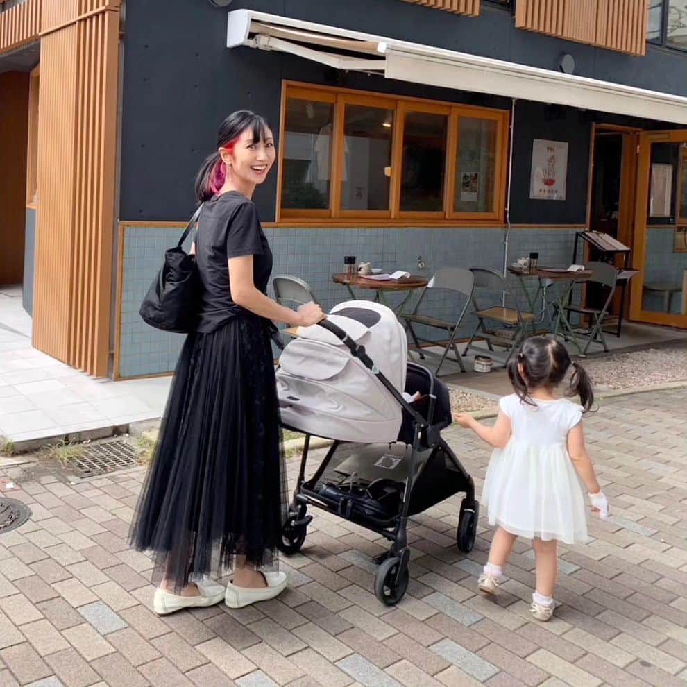 酒井千佳さんのインスタグラム写真 - (酒井千佳Instagram)「* 涼しくなってきたのと 下の子が3ヶ月になって 一緒にお出かけしやすくなってきたので 週末は家族でお出かけ。   いつもお姉ちゃんのお下がりばかりの妹だけど 新しいベビーカーをいただきました。   @aprica.jp_official のルーチェフリー。   シンプルな見た目も気に入ったし とにかく押しやすくて快適。   あと小回りがきくから 電車やバスに乗る時にも使いやすい。   赤ちゃんとのお出かけで ちょっとしたストレスがないのって かなり重要だと思うのですよ。   これからたくさんいろんなところへ お出かけしよう。   #2023年7月ベビー #令和5年ベビー #生後3ヶ月 #赤ちゃんとお出かけ #アップリカ #ベビーカー #A型ベビーカー #トラベルシステム #ルーチェ #ルーチェフリー #PR」10月11日 9時50分 - sakaichikaaaa