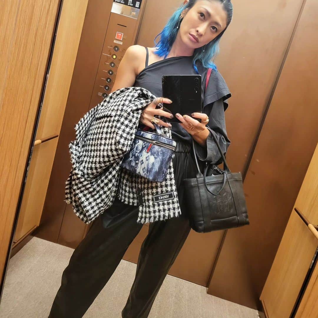 山田優さんのインスタグラム写真 - (山田優Instagram)「いつも荷物を持ちすぎ問題。w  ルブタンのバックは 子供が持って出たバックを そのまま持って用事に出掛けなきゃ いけなくなってしまい この日は３個もバックを持って出掛けましたとさ。w  #ゆうのしふく  私服はシックにまとめてみました♡  手に持ったジャケット @versace  黒いバック @chromeheartsofficial   手にゴムはかなりの確率でついてます。w  #yusoutfit #髪の毛をまた自分で染めたので @shibuken_sunvalley は ビックリだと思います。」10月11日 9時51分 - yu_yamada_