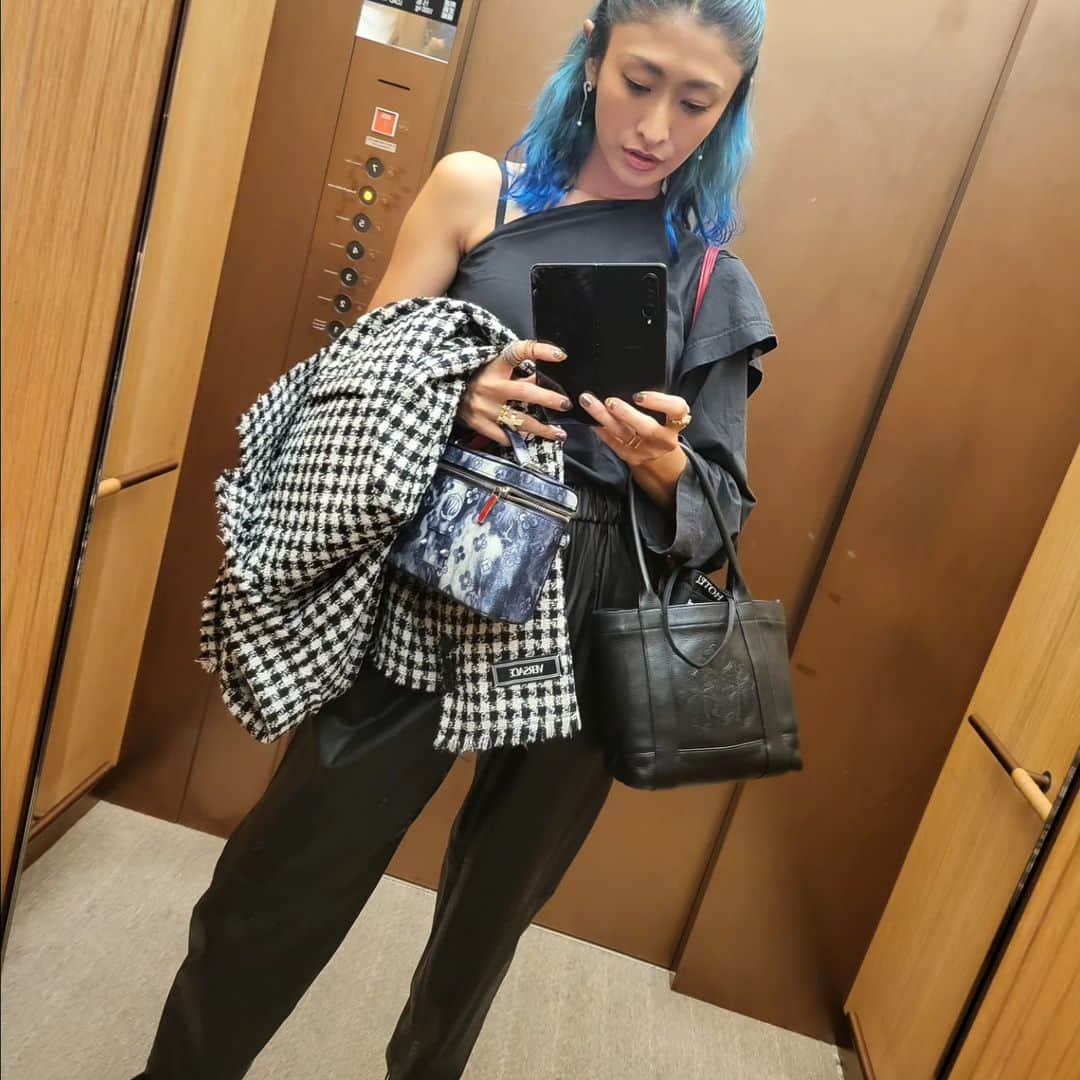 山田優のインスタグラム：「いつも荷物を持ちすぎ問題。w  ルブタンのバックは 子供が持って出たバックを そのまま持って用事に出掛けなきゃ いけなくなってしまい この日は３個もバックを持って出掛けましたとさ。w  #ゆうのしふく  私服はシックにまとめてみました♡  手に持ったジャケット @versace  黒いバック @chromeheartsofficial   手にゴムはかなりの確率でついてます。w  #yusoutfit #髪の毛をまた自分で染めたので @shibuken_sunvalley は ビックリだと思います。」