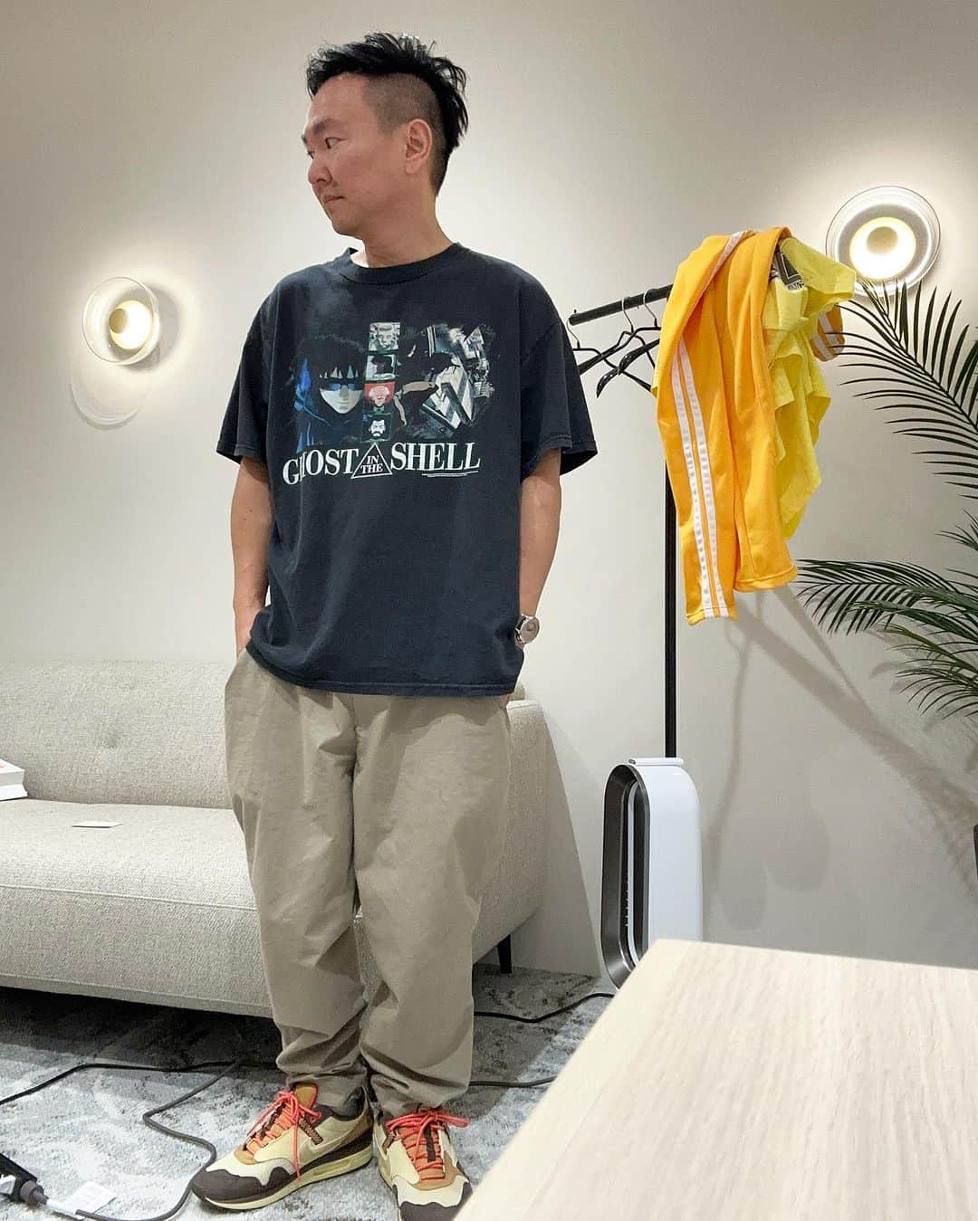 山内健司（かまいたち）のインスタグラム：「。 攻殻機動隊Tシャツ🦖  ベルベルジン遊歩道で買った😆  ゴーストインザシェルですね🫡  何枚か攻殻機動隊Tシャツ買ったけど、AKIRAもそやけどTシャツ映えするカッコいいアニメですね  1995年が元ネタなのかな😎  羽織ってるのは昔のラルフのシャツ  ラルフローレンはいつまでもオシャレやなぁ  高校の時にお小遣いはたいて買ったラルフのニット思い出すなぁ😆  パンツはloope  ダボっと感ありつつ、シュッとしたシルエット✋✋✋  #ヴィンテージtシャツ  #攻殻機動隊  #goastintheshell  #ゴーストインザシェル  #マンガ沼の楽屋 #loope  #かまいたち山内」