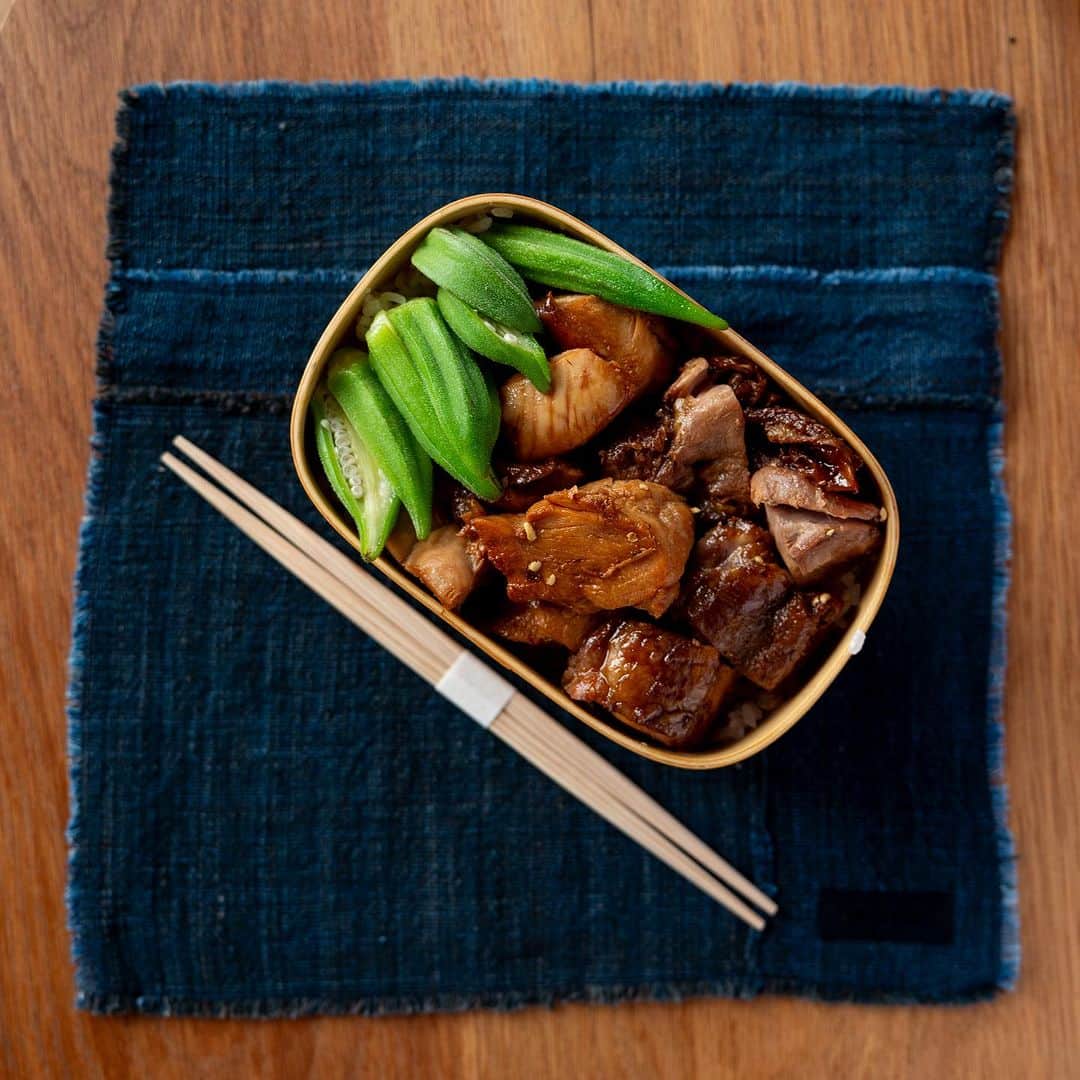 武井義明のインスタグラム：「Today’s bento.  週末バタバタで低温調理の仕込みができず。これは鶏のじっくり焼き（勝手な命名）。極弱火で皮目を30分焼いて、ひっくり返して強火で数秒、取り出してホイルに包んでおき余熱で火を通す。そして切ってからタレに絡めました。むねは30分だけどももはプラス５分焼いたかな。  #leica_photos #leicaphoto #leicaphotography #leicasl #leicasl601 #foodphotography #foodphotographyandstyling #bento #lunchbox」