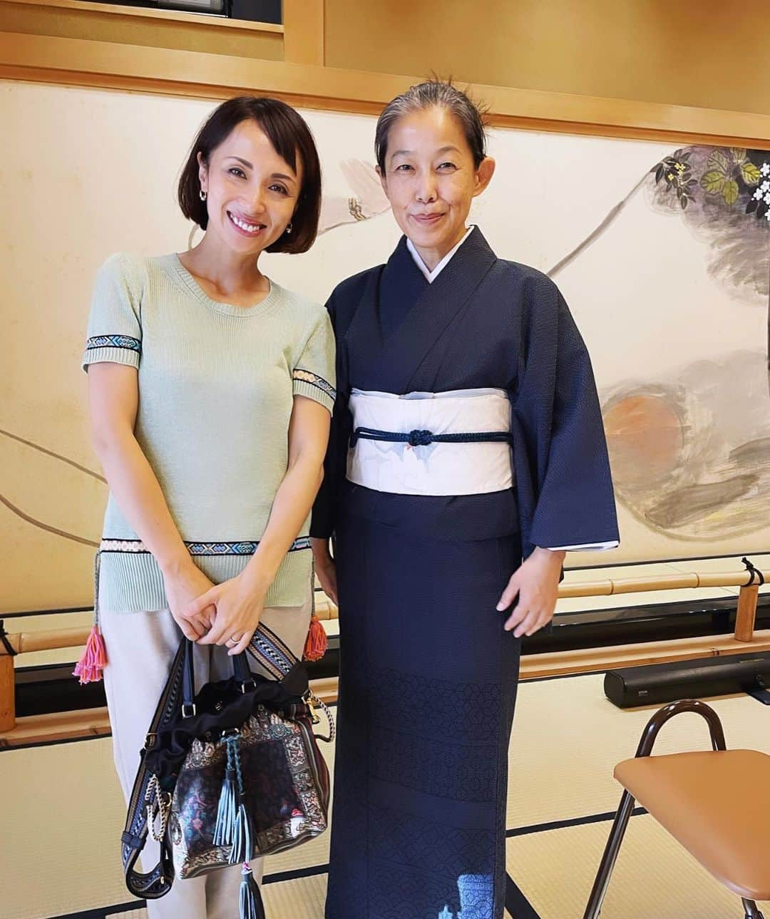 楊原京子のインスタグラム：「川瀬美香監督のお声がけで、 また新しい世界に一歩。  『能楽』という伝統芸能の視点から、 日本の本来の美しい在り方に 触れる時間を頂きました。  むかしから奉納である能楽では、 演じる前に『我欲を捨てる』 そして古来から『音は調べ』と言い、 自然と調和するものだと....。 DNAレベルでは知っていたような、 心地いいお話を聞けました。  そういえば、 幼少期、奈良で過ごしていた時、 教わったわけでもないけど、 当たり前のように、 木や山や風などと対話していたなぁ と思い出したり。  今は毎日に追われて忘れてしまいがちだけど、 もう一度立ち止まって、そんな目に見えないものも 意識しながら、自然体で生きていこうと思いました。 沢山ある国の中から、 日本に生まれて来れてよかったと思えた日🙏🏻✨ ・ ・ #🇯🇵❤️ #能楽　#令和文化蔵　#日本の美 #日本文化 #新しい世界　#美しい日本　#和の心  #japonism」