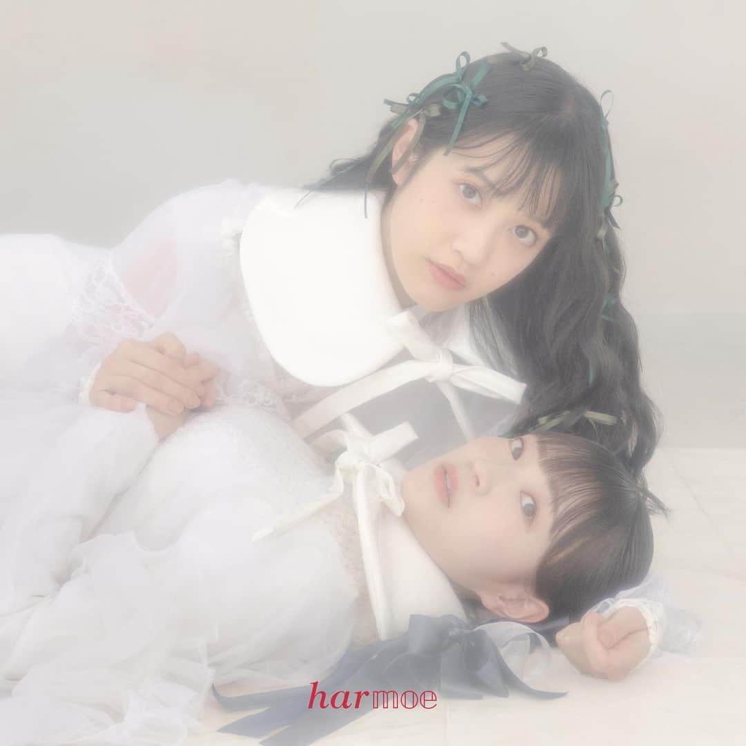 harmoeのインスタグラム：「#harmoe 5thシングル「Love is a potion」本日発売🍎 #岩田陽葵 #小泉萌香」