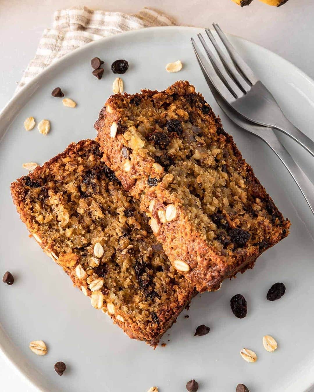 Easy Recipesのインスタグラム：「Healthy Oatmeal Banana Bread is a nutritious and delicious twist on traditional banana bread. The recipe is easy to follow and uses wholesome ingredients like whole oats and honey instead of refined sugar. Not only is this easy banana oatmeal bread a tasty treat, but it’s also a great way to start your day!   Full recipe link in my bio @cookinwithmima  https://www.cookinwithmima.com/oatmeal-banana-bread/」