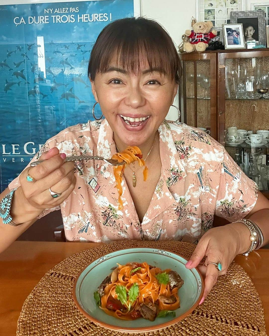 田中律子のインスタグラム：「ちょいと時差投稿🙄  9月のお家ごはんは、舞台でほとんど🍚作れずー🥲お弁当や外食が多かったなー😭  家に帰って来てもホント疲れてたから、なるべく簡単に、でも美味しいもん食べたいから、いつもお取り寄せする魚耕見てたら、新しく魚のパスタソースみつけてポチった☝️👏🏼　@uoko_ec   舞台で福岡公演の時に行った糸島で、お友達とお買い物に行ったＪＡ糸島直営の産直市場　@ja_itoshima 野菜を練り込んだパスタも美味しそうだからゲットしてたから、糸島産直市場のパプリカのパスタと、気仙沼湊町のイワシ🐟×塩レモン🍋のパスタソースで、簡単パスタ🍝  これただパスタ茹でて、パスタソースチンしてあえただけだけど、めちゃくちゃ美味しかったー🤩  パスタは、パプリカ、カボチャ、野菜ミックスの3袋買ったけど、もっと買えば良かったーー🤣これもお取り寄せ出来るか調べてみよー☝️あったらポチるぞ🤙🏼  あとは、牡蠣🦪もお取り寄せで買ったから、オイル漬けも作りましたー❤️ フライパン🍳に、ニンニクたっぷりいれて牡蠣と炒めて、いったん牡蠣だけ取り出して、炒めた時に出た汁と、更に醤油、オイスターソース入れて煮詰め火を止めて、ガラスの瓶に牡蠣がひたひたになるまでたっぷりオイルに漬けて、ホール胡椒、ローリエも入れて完成🤩これ、パスタにしたり、パンに乗せたり、めちゃくちゃ美味しい作り置き😋  #おうちご飯 #作り置きおかず  #簡単レシピ  #お取り寄せ  #魚耕 #気仙沼港町のパスタソース  #冷凍牡蠣 #牡蠣のオイル漬け  #糸島産直市場  #野菜のパスタ  #手抜きご飯」