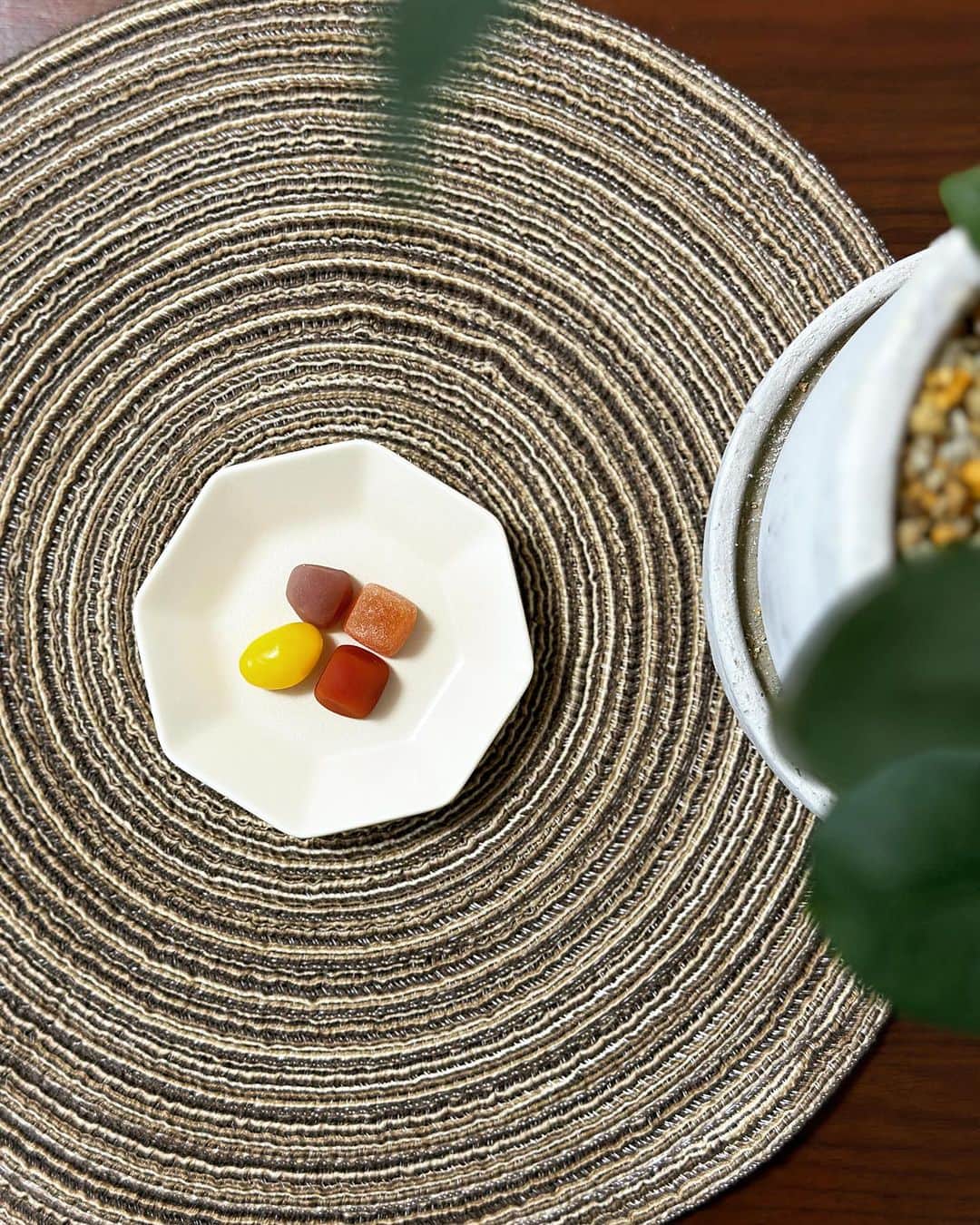 安堂サオリのインスタグラム：「おやつタイムに美味しく食べられて、 手軽にサプリ摂取できちゃう。  UHA味覚糖のグミの製造技術が注ぎ込まれた 「UHAグミサプリ」 @uha_mikakuto_hb   コロンとした可愛らしいフォルムと、 ちょうど良いひと粒のサイズ感。 パッケージも持ち歩きしやすいし、 出張にも持参しています。  せっかく食べるなら… な、良いとこどりのグミサプリ。  #PR #ビタミンサプリ #グミサプリ #グミ習慣」