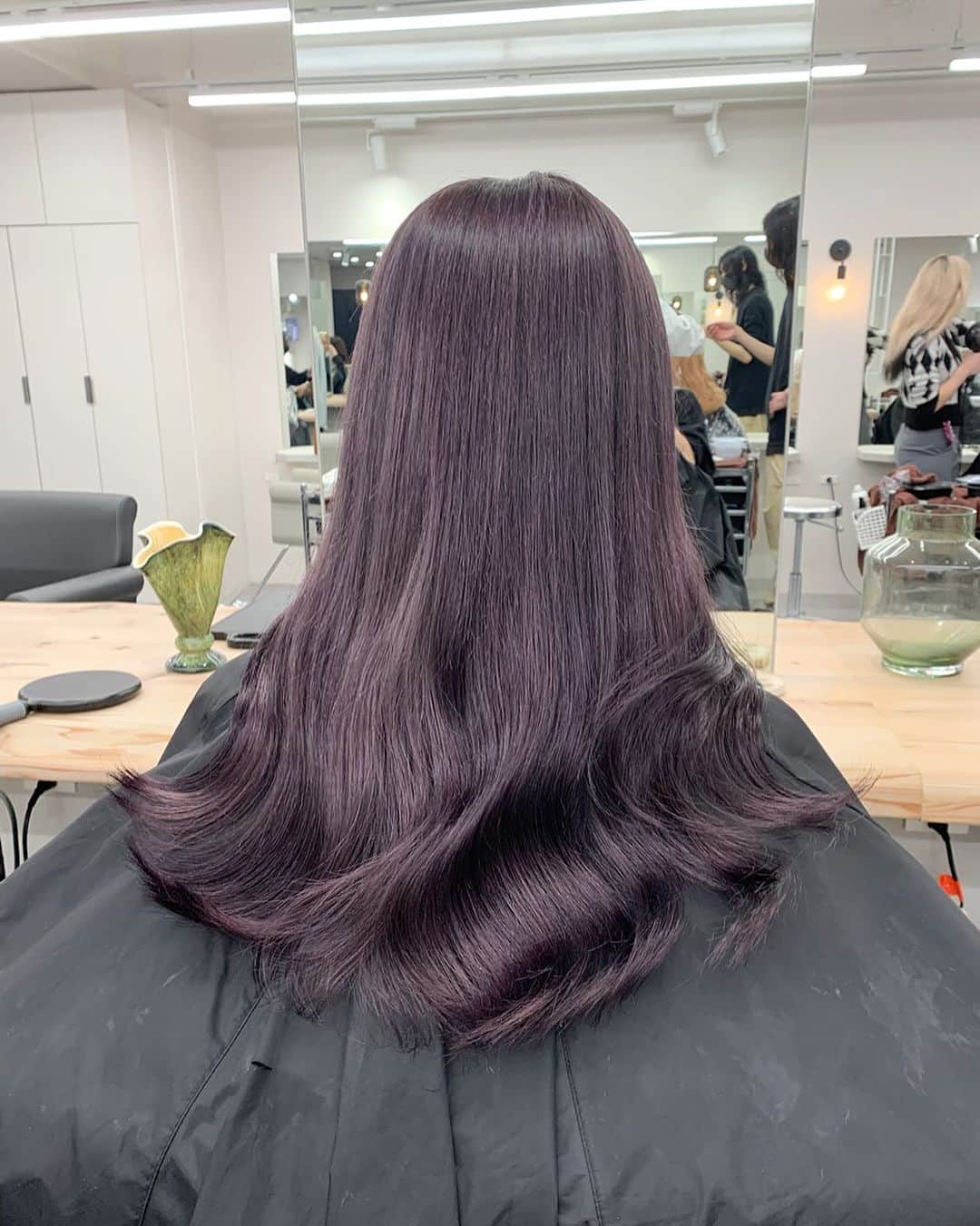 Beleza_official_instagramのインスタグラム：「𝒅𝒂𝒓𝒌 𝒍𝒂𝒗𝒆𝒏𝒅𝒆𝒓 𝒈𝒓𝒆𝒚 × 𝒍𝒂𝒚𝒆𝒓𝒅 𝒄𝒖𝒕🖤　 今期のtrend hair♡ 艶感がマスト✔️  お肌がきれいに盛れるhair colorに、 レイヤー をたっぷりいれて ワンカールで色気のでる盛れhairに🖤  ✔️【emi指名限定】カット+高級ケアカラー+内部補修トリートメント  暗めベースの方、透明感を出したい方は ✔️【emi指名限定】Wケアカラー+内部補修トリートメント  . ハイダメージのリスクがある無理なブリーチをしなくても、透明感、色味をしっかり出せます♡  ※お客さま一人一人の髪質や今までのカラーの履歴などによって、一度のご来店でできる明るさ、透明感の度合いは変わってきます。  ご予約はプロフィールに記載のURLホットペッパーから 初回は髪の履歴や状態によりお時間が長くかかる可能性がありますのでハイブリーチメニューでのご予約がオススメです❕  ブリーチはだれを任せるかで仕上がりも、今後の髪の状態もとっても差がでる技術です ハイクオリティなヘア是非お任せください🎀  来店時にケアの方法もたっぷり お伝えします♡ ダメージレスでムラのない艶ハイトーン一緒に育てていきましょう🌙💫  #ヘアカラートレンド#ブリーチカラー#ブロンド#ハイトーンピンク#ピンクカラー#ハイトーンミルクティー#グレージュカラー#ミルクティーカラー#ピンクミルクティー#ミルクティーベージュ#ブロンドヘアー#ブロンドカラー#ハイトーンボブ#ピンクベージュ#ピンクブロンド#ホワイトベージュ#抜きっぱなし#抜きっぱなしブロンド #ミルクティーブロンド #emi_special#カシスカラー #チェリーピンク #レッドカラー #ワインレッド #顔まわりカット #顔まわりレイヤー #フェイスレイヤー#ブルーブラック#暗髪ロング」