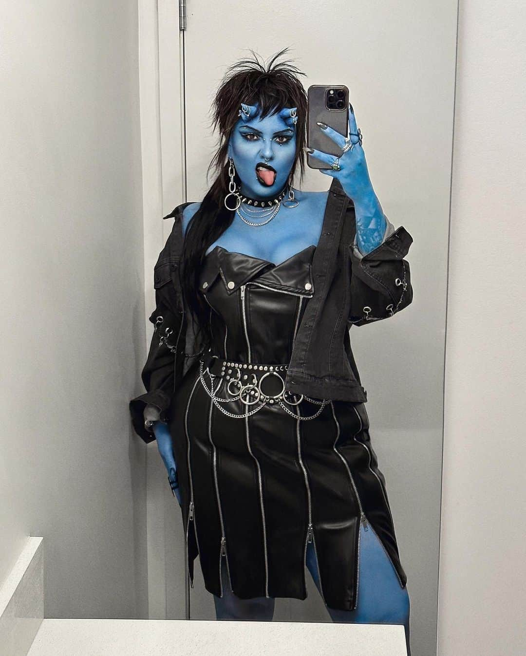 ヤスミナ・ダニエルさんのインスタグラム写真 - (ヤスミナ・ダニエルInstagram)「Have you picked your Halloween outfits yet? 😈⛓️💙🕷️」10月11日 10時21分 - missjazminad