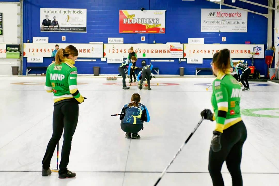 近江谷杏菜さんのインスタグラム写真 - (近江谷杏菜Instagram)「Canada Week5 in Barrie  ↠↠↠↠↠↠↠↠↠↠↠↠↠↠ Stu Sells Tankard(Barrie) 予選3勝1敗　準優勝🥈 ↠↠↠↠↠↠↠↠↠↠↠↠↠↠  とにかく粘りでした。 滑りへの対応が遅れてなかなかショットを繋げられない展開がありましたが、少ないチャンスをチームで手繰り寄せました。  間隔が狭いですが今週もまた大会が始まります🙌 身体のメンテナンスと技術の微調整をして、また新鮮な気持ちで氷に立ちたいと思います！！  Thank you @stu_sells  Next→Players Open / Oct12-15 / Dundas,ON  #カーリング #フォルティウス #カナダ合宿中 #curling #canada   📷Mike Martin @mikemartinpictures」10月11日 10時25分 - annaohmiya12