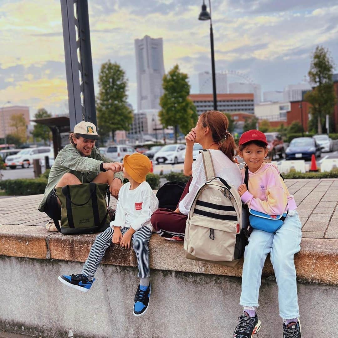 大桑マイミのインスタグラム：「先日のなんてことない休日。 皆んなで沢山笑ったね！  各々持ちたいものをbagにつめて。 @mp_japanのバックを身につけて、 遊びにでた。 bagの中身を出し合えばちょっとしたPARTYになっちゃうね。 使い回しも皆んなでできて 使い方も持ち方も、かぶり方もそれぞれ自由 💭 沢山のシーンのお供に我が家皆んなで　 Manhattan Portage  #ManhattanPortage #マンハッタンポーテージ #pr」