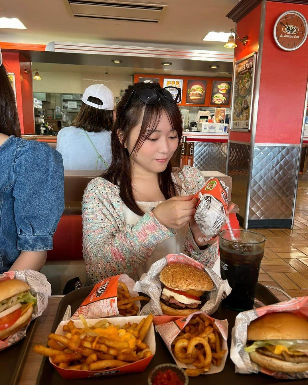 島崎友莉亜さんのインスタグラム写真 - (島崎友莉亜Instagram)「じゃんきい🍔🌟🥔  #沖縄旅行 #aw牧港店」10月11日 10時27分 - yuria_shimazaki_uug2ki