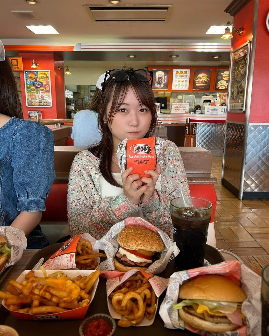 島崎友莉亜のインスタグラム：「じゃんきい🍔🌟🥔  #沖縄旅行 #aw牧港店」