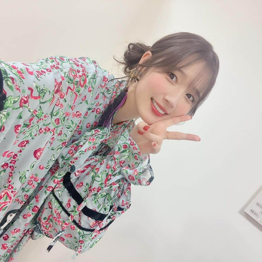 内田真礼さんのインスタグラム写真 - (内田真礼Instagram)「昨日は久しぶりに、 声優と夜あそび！でした🌼  楽しかったな〜！ 久しぶりに、あの時間の生放送ってことで、 半年前まで毎週やってたのかぁ！！すごいな！（最後は生放送ではなかったですが） と、感慨深くなっておりました🌼  わたしとしては、 また火曜日のこの時間に帰って来れたのが、本当に嬉しかったです！羽生Dにも会えたし！スタッフのみんなと久しぶりに会えたのがとてもうれしかった..!なかまー！  そして、下野さんと紀章さんの、ふたりの安心感と頼もしさをひしひしと感じておりました！！ おふたりのおかげでMV流してもらえましたあぁ！！ ありがとうございます！  ラブユーテンダーも、来週ついに発売というところまできました🌼 CDについてくる特典もお見逃しなくです。わたしはメイキングが好きです🫶  では！！今日も一日がんばろ！！」10月11日 10時31分 - uchidamaayataso