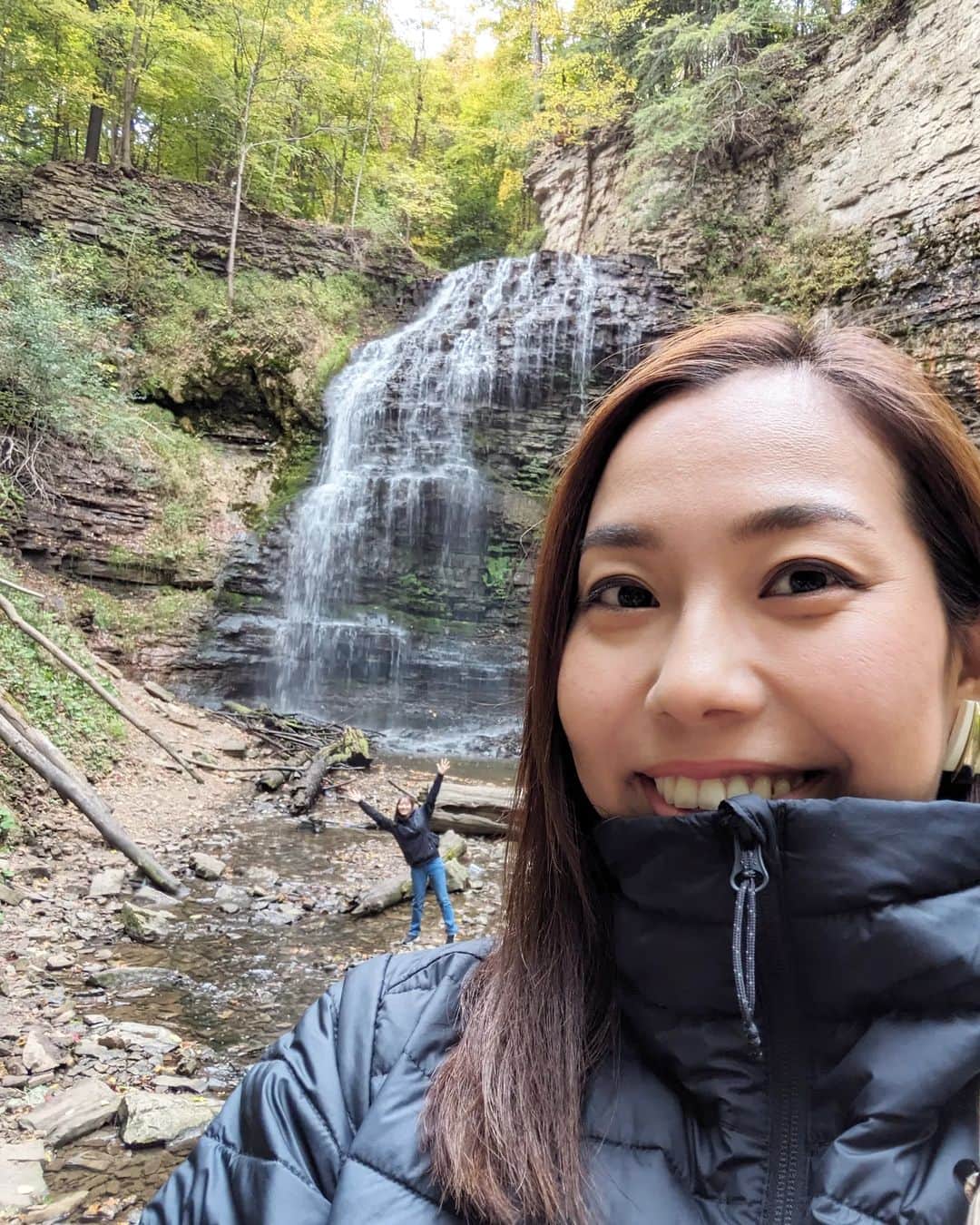 近江谷杏菜のインスタグラム：「👩👩👩 Anna,Mina と Tiffany(滝) のスリーショット  #tiffanyfalls」