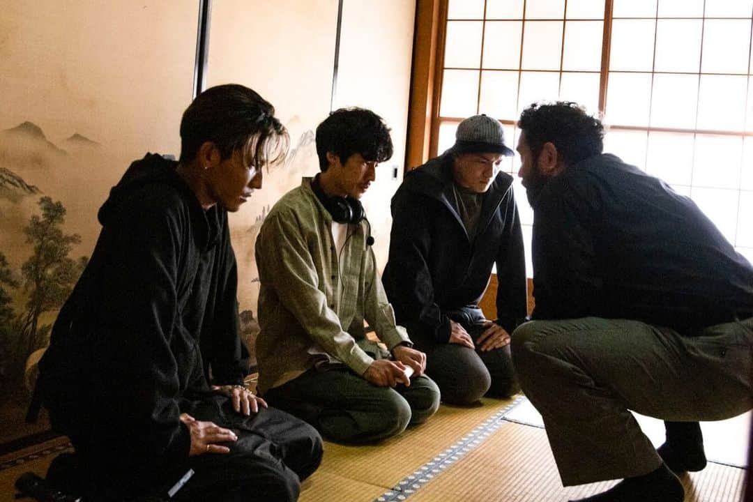 野替愁平さんのインスタグラム写真 - (野替愁平Instagram)「映画「無限の猛犬」...ではなく、「マンマミーア！」Music Video公開されました。SWAY初監督！なんて言ってますが、 Vシネ！GSさん、CHOさんがW主演で！ スタッフもミスの連チャンで撮影が進まない！ 最後はマシンガンで二人が撃たれまくって、血のり大量に使いたい！とか、最後インド映画みたいにみんな踊って終わる！？とか🤣俺のわがままなアイデアを現実的にカタチにしてくださった、リアルな監督、中江さんのおかげです😭✨ そして、GSさんとCHOさんにはマジで感謝です🔥全てを気持ちよく、やろう！と、ただ...当日撮影ギリギリまで台本読まず、何をやるかわからずにこの演技力はすごい‼️🤣 MV最初のシーンをモニターで見た時は、もうすでに面白かった‼️🤣 相手の組長役、勝矢さんはもう流石の迫力でございます🥺🥹そして、撮影中にはたくさんのアイデアとアドバイスをいただきました！キャストとスタッフの皆さんと一緒に作り上げた一作です‼️‼️  スタンドインからのまさかの代打監督、KUBOさんは美味しいとこ全部持ってちゃってー！かと思ったらカメラマン、KAZUKIが総取りしてく🤣🔥  みなさま、撮影の際はSDカード、再度ご確認ください⚠️  マンマミーア！ よろしくう👍  「終わらない！ Oh what a life !! さあ 行こうか 道なき夢の旅  終わらない！ Oh what a life !! 最高じゃん？ 最後まで人生は旅」  #DobermanInfinity #マンマミーア」10月11日 10時35分 - sway_ldh