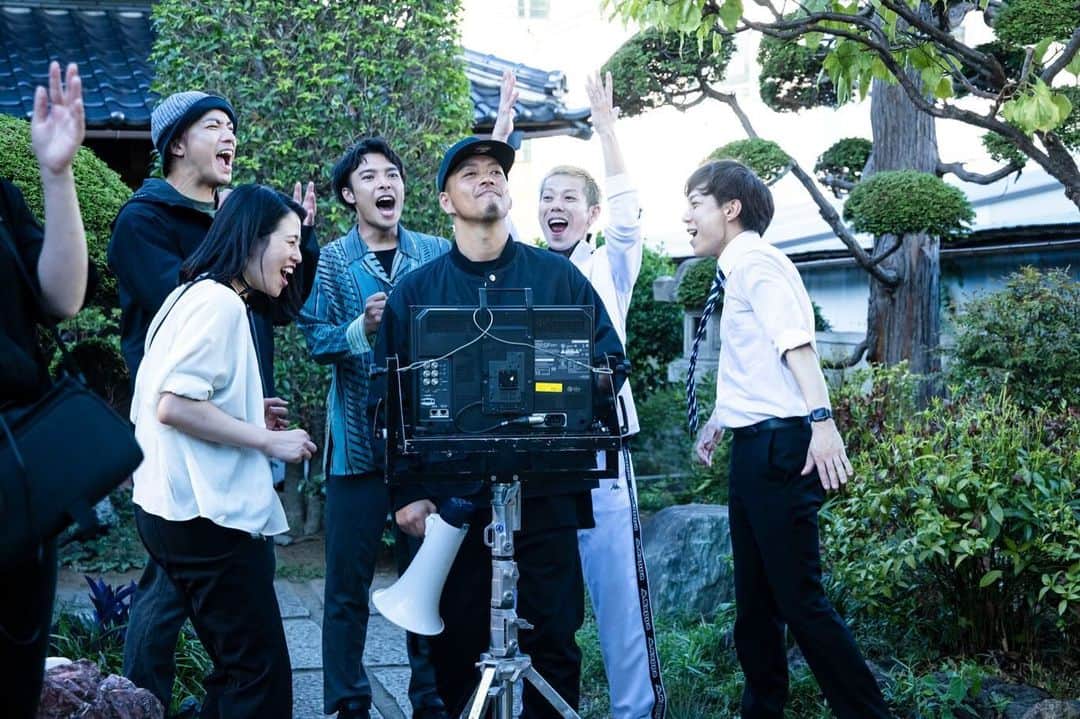 野替愁平さんのインスタグラム写真 - (野替愁平Instagram)「映画「無限の猛犬」...ではなく、「マンマミーア！」Music Video公開されました。SWAY初監督！なんて言ってますが、 Vシネ！GSさん、CHOさんがW主演で！ スタッフもミスの連チャンで撮影が進まない！ 最後はマシンガンで二人が撃たれまくって、血のり大量に使いたい！とか、最後インド映画みたいにみんな踊って終わる！？とか🤣俺のわがままなアイデアを現実的にカタチにしてくださった、リアルな監督、中江さんのおかげです😭✨ そして、GSさんとCHOさんにはマジで感謝です🔥全てを気持ちよく、やろう！と、ただ...当日撮影ギリギリまで台本読まず、何をやるかわからずにこの演技力はすごい‼️🤣 MV最初のシーンをモニターで見た時は、もうすでに面白かった‼️🤣 相手の組長役、勝矢さんはもう流石の迫力でございます🥺🥹そして、撮影中にはたくさんのアイデアとアドバイスをいただきました！キャストとスタッフの皆さんと一緒に作り上げた一作です‼️‼️  スタンドインからのまさかの代打監督、KUBOさんは美味しいとこ全部持ってちゃってー！かと思ったらカメラマン、KAZUKIが総取りしてく🤣🔥  みなさま、撮影の際はSDカード、再度ご確認ください⚠️  マンマミーア！ よろしくう👍  「終わらない！ Oh what a life !! さあ 行こうか 道なき夢の旅  終わらない！ Oh what a life !! 最高じゃん？ 最後まで人生は旅」  #DobermanInfinity #マンマミーア」10月11日 10時35分 - sway_ldh