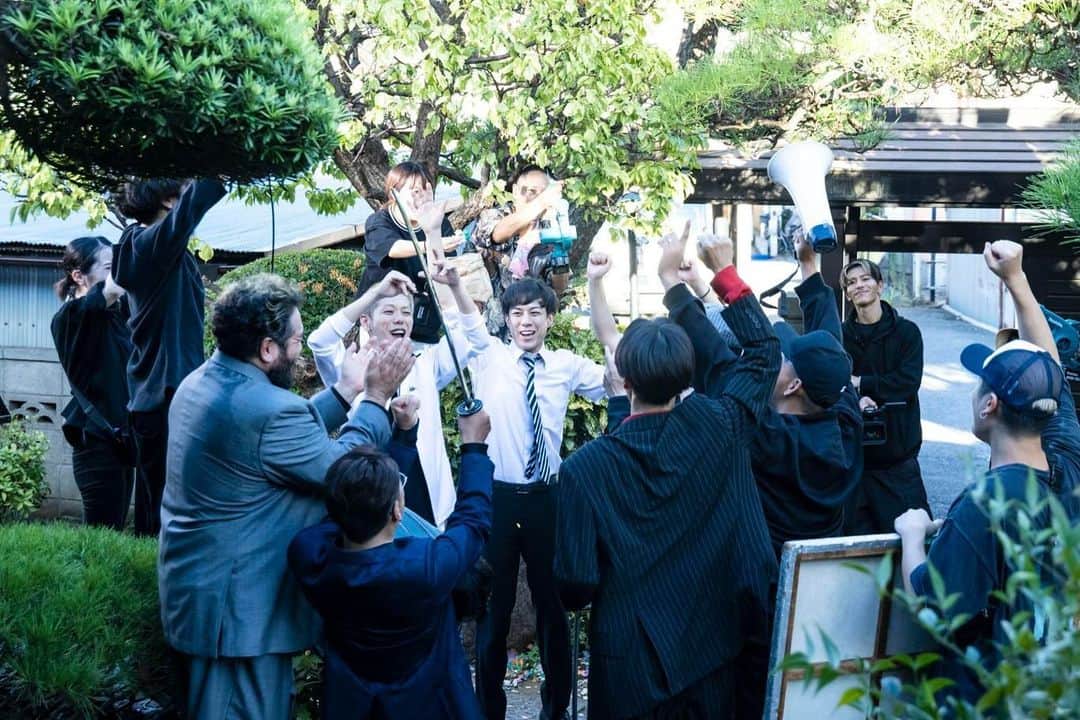 野替愁平さんのインスタグラム写真 - (野替愁平Instagram)「映画「無限の猛犬」...ではなく、「マンマミーア！」Music Video公開されました。SWAY初監督！なんて言ってますが、 Vシネ！GSさん、CHOさんがW主演で！ スタッフもミスの連チャンで撮影が進まない！ 最後はマシンガンで二人が撃たれまくって、血のり大量に使いたい！とか、最後インド映画みたいにみんな踊って終わる！？とか🤣俺のわがままなアイデアを現実的にカタチにしてくださった、リアルな監督、中江さんのおかげです😭✨ そして、GSさんとCHOさんにはマジで感謝です🔥全てを気持ちよく、やろう！と、ただ...当日撮影ギリギリまで台本読まず、何をやるかわからずにこの演技力はすごい‼️🤣 MV最初のシーンをモニターで見た時は、もうすでに面白かった‼️🤣 相手の組長役、勝矢さんはもう流石の迫力でございます🥺🥹そして、撮影中にはたくさんのアイデアとアドバイスをいただきました！キャストとスタッフの皆さんと一緒に作り上げた一作です‼️‼️  スタンドインからのまさかの代打監督、KUBOさんは美味しいとこ全部持ってちゃってー！かと思ったらカメラマン、KAZUKIが総取りしてく🤣🔥  みなさま、撮影の際はSDカード、再度ご確認ください⚠️  マンマミーア！ よろしくう👍  「終わらない！ Oh what a life !! さあ 行こうか 道なき夢の旅  終わらない！ Oh what a life !! 最高じゃん？ 最後まで人生は旅」  #DobermanInfinity #マンマミーア」10月11日 10時35分 - sway_ldh