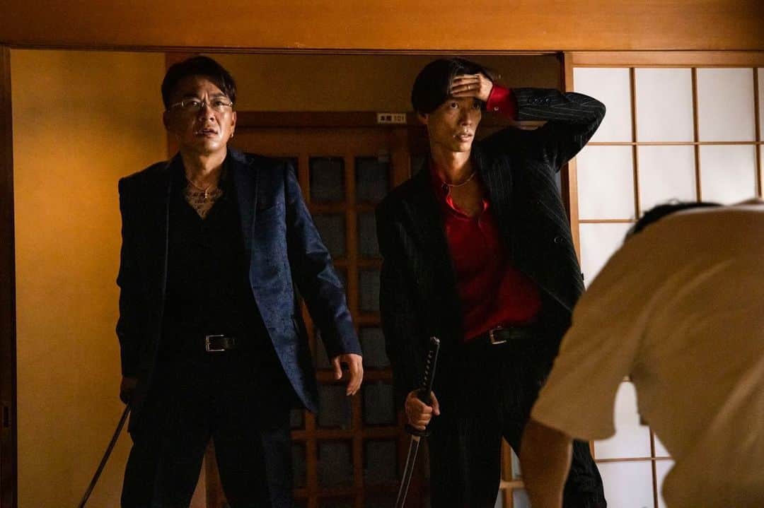 野替愁平さんのインスタグラム写真 - (野替愁平Instagram)「映画「無限の猛犬」...ではなく、「マンマミーア！」Music Video公開されました。SWAY初監督！なんて言ってますが、 Vシネ！GSさん、CHOさんがW主演で！ スタッフもミスの連チャンで撮影が進まない！ 最後はマシンガンで二人が撃たれまくって、血のり大量に使いたい！とか、最後インド映画みたいにみんな踊って終わる！？とか🤣俺のわがままなアイデアを現実的にカタチにしてくださった、リアルな監督、中江さんのおかげです😭✨ そして、GSさんとCHOさんにはマジで感謝です🔥全てを気持ちよく、やろう！と、ただ...当日撮影ギリギリまで台本読まず、何をやるかわからずにこの演技力はすごい‼️🤣 MV最初のシーンをモニターで見た時は、もうすでに面白かった‼️🤣 相手の組長役、勝矢さんはもう流石の迫力でございます🥺🥹そして、撮影中にはたくさんのアイデアとアドバイスをいただきました！キャストとスタッフの皆さんと一緒に作り上げた一作です‼️‼️  スタンドインからのまさかの代打監督、KUBOさんは美味しいとこ全部持ってちゃってー！かと思ったらカメラマン、KAZUKIが総取りしてく🤣🔥  みなさま、撮影の際はSDカード、再度ご確認ください⚠️  マンマミーア！ よろしくう👍  「終わらない！ Oh what a life !! さあ 行こうか 道なき夢の旅  終わらない！ Oh what a life !! 最高じゃん？ 最後まで人生は旅」  #DobermanInfinity #マンマミーア」10月11日 10時35分 - sway_ldh