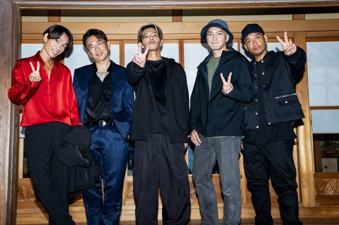 野替愁平さんのインスタグラム写真 - (野替愁平Instagram)「映画「無限の猛犬」...ではなく、「マンマミーア！」Music Video公開されました。SWAY初監督！なんて言ってますが、 Vシネ！GSさん、CHOさんがW主演で！ スタッフもミスの連チャンで撮影が進まない！ 最後はマシンガンで二人が撃たれまくって、血のり大量に使いたい！とか、最後インド映画みたいにみんな踊って終わる！？とか🤣俺のわがままなアイデアを現実的にカタチにしてくださった、リアルな監督、中江さんのおかげです😭✨ そして、GSさんとCHOさんにはマジで感謝です🔥全てを気持ちよく、やろう！と、ただ...当日撮影ギリギリまで台本読まず、何をやるかわからずにこの演技力はすごい‼️🤣 MV最初のシーンをモニターで見た時は、もうすでに面白かった‼️🤣 相手の組長役、勝矢さんはもう流石の迫力でございます🥺🥹そして、撮影中にはたくさんのアイデアとアドバイスをいただきました！キャストとスタッフの皆さんと一緒に作り上げた一作です‼️‼️  スタンドインからのまさかの代打監督、KUBOさんは美味しいとこ全部持ってちゃってー！かと思ったらカメラマン、KAZUKIが総取りしてく🤣🔥  みなさま、撮影の際はSDカード、再度ご確認ください⚠️  マンマミーア！ よろしくう👍  「終わらない！ Oh what a life !! さあ 行こうか 道なき夢の旅  終わらない！ Oh what a life !! 最高じゃん？ 最後まで人生は旅」  #DobermanInfinity #マンマミーア」10月11日 10時35分 - sway_ldh
