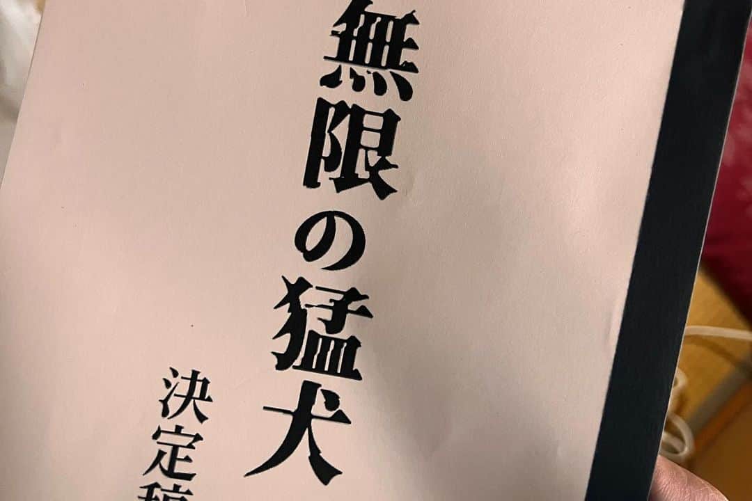 野替愁平さんのインスタグラム写真 - (野替愁平Instagram)「映画「無限の猛犬」...ではなく、「マンマミーア！」Music Video公開されました。SWAY初監督！なんて言ってますが、 Vシネ！GSさん、CHOさんがW主演で！ スタッフもミスの連チャンで撮影が進まない！ 最後はマシンガンで二人が撃たれまくって、血のり大量に使いたい！とか、最後インド映画みたいにみんな踊って終わる！？とか🤣俺のわがままなアイデアを現実的にカタチにしてくださった、リアルな監督、中江さんのおかげです😭✨ そして、GSさんとCHOさんにはマジで感謝です🔥全てを気持ちよく、やろう！と、ただ...当日撮影ギリギリまで台本読まず、何をやるかわからずにこの演技力はすごい‼️🤣 MV最初のシーンをモニターで見た時は、もうすでに面白かった‼️🤣 相手の組長役、勝矢さんはもう流石の迫力でございます🥺🥹そして、撮影中にはたくさんのアイデアとアドバイスをいただきました！キャストとスタッフの皆さんと一緒に作り上げた一作です‼️‼️  スタンドインからのまさかの代打監督、KUBOさんは美味しいとこ全部持ってちゃってー！かと思ったらカメラマン、KAZUKIが総取りしてく🤣🔥  みなさま、撮影の際はSDカード、再度ご確認ください⚠️  マンマミーア！ よろしくう👍  「終わらない！ Oh what a life !! さあ 行こうか 道なき夢の旅  終わらない！ Oh what a life !! 最高じゃん？ 最後まで人生は旅」  #DobermanInfinity #マンマミーア」10月11日 10時35分 - sway_ldh