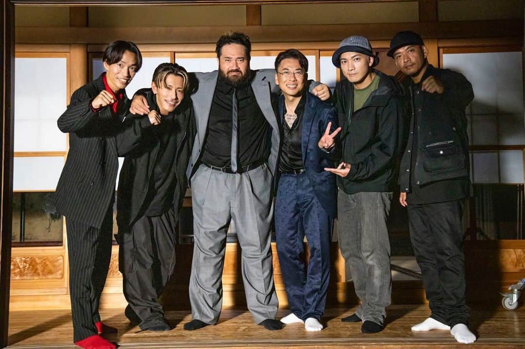 野替愁平さんのインスタグラム写真 - (野替愁平Instagram)「映画「無限の猛犬」...ではなく、「マンマミーア！」Music Video公開されました。SWAY初監督！なんて言ってますが、 Vシネ！GSさん、CHOさんがW主演で！ スタッフもミスの連チャンで撮影が進まない！ 最後はマシンガンで二人が撃たれまくって、血のり大量に使いたい！とか、最後インド映画みたいにみんな踊って終わる！？とか🤣俺のわがままなアイデアを現実的にカタチにしてくださった、リアルな監督、中江さんのおかげです😭✨ そして、GSさんとCHOさんにはマジで感謝です🔥全てを気持ちよく、やろう！と、ただ...当日撮影ギリギリまで台本読まず、何をやるかわからずにこの演技力はすごい‼️🤣 MV最初のシーンをモニターで見た時は、もうすでに面白かった‼️🤣 相手の組長役、勝矢さんはもう流石の迫力でございます🥺🥹そして、撮影中にはたくさんのアイデアとアドバイスをいただきました！キャストとスタッフの皆さんと一緒に作り上げた一作です‼️‼️  スタンドインからのまさかの代打監督、KUBOさんは美味しいとこ全部持ってちゃってー！かと思ったらカメラマン、KAZUKIが総取りしてく🤣🔥  みなさま、撮影の際はSDカード、再度ご確認ください⚠️  マンマミーア！ よろしくう👍  「終わらない！ Oh what a life !! さあ 行こうか 道なき夢の旅  終わらない！ Oh what a life !! 最高じゃん？ 最後まで人生は旅」  #DobermanInfinity #マンマミーア」10月11日 10時35分 - sway_ldh