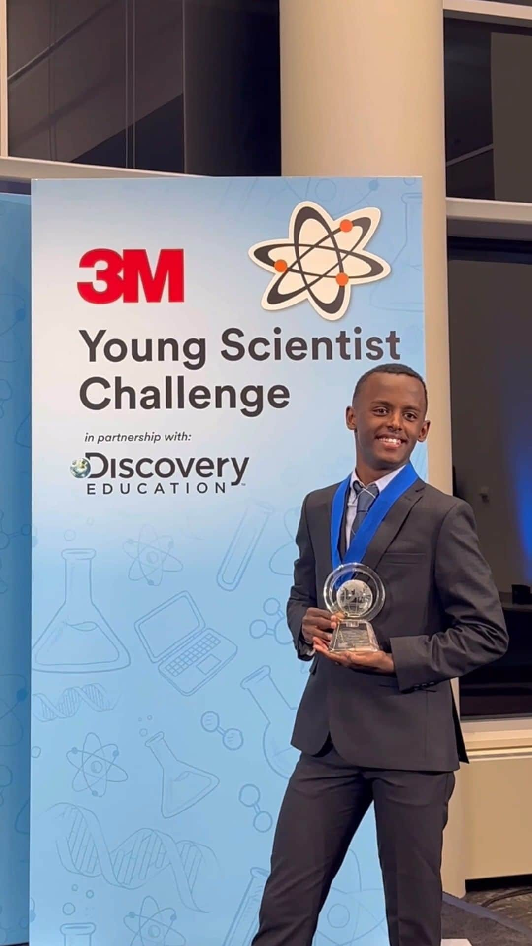 3M（スリーエム）のインスタグラム：「Congratulations to the 2023 3M #YoungScientist Challenge winner, Heman Bekele! 🏆🎉 He developed Melanoma Treating Soap (MTS), a compound-based bar of soap designed to treat skin cancer (link in bio).  We're very proud of Heman and all the finalists who will continue to bring science to life through curiosity and passion for innovation! 👏  @discoveryed」