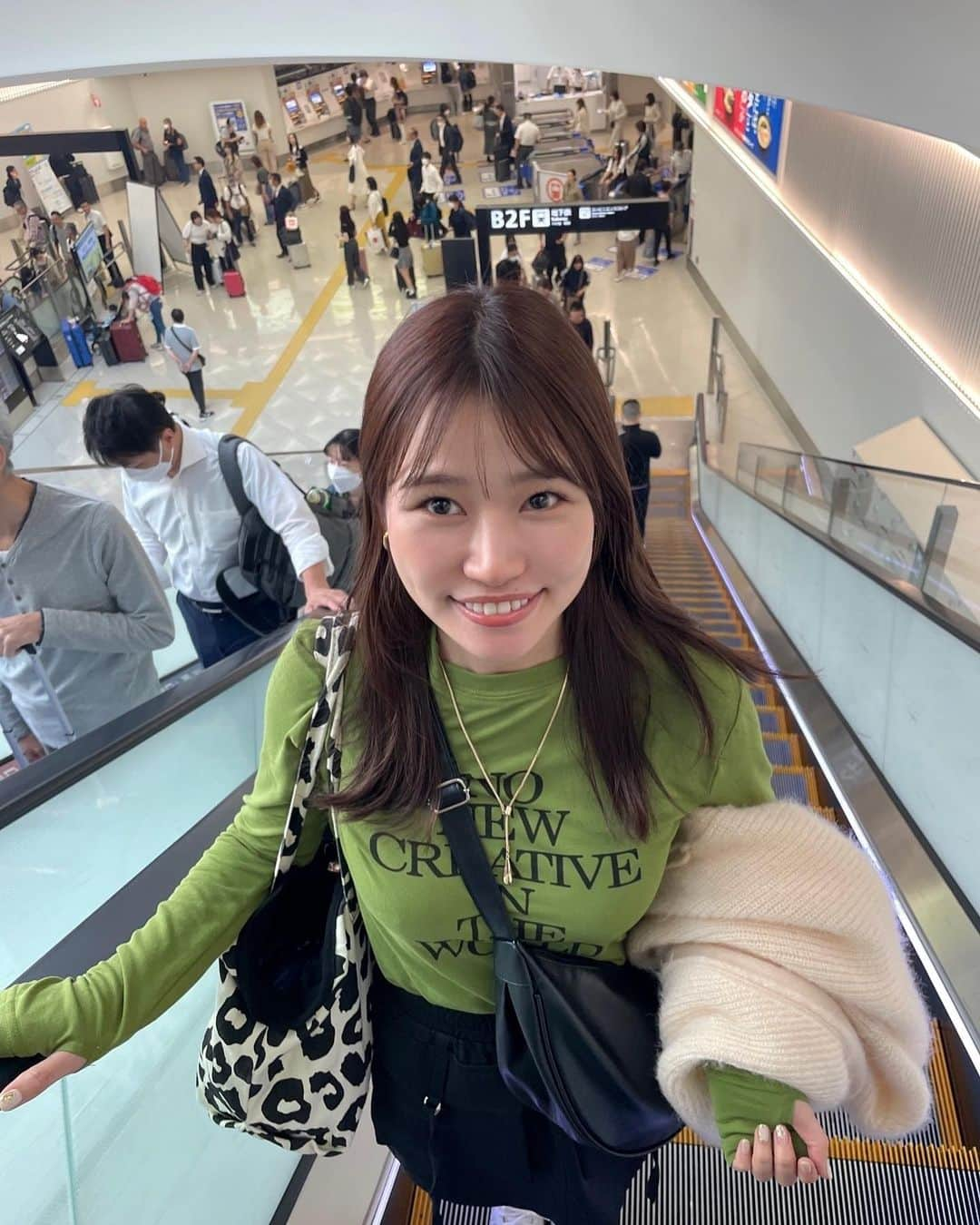 夏希リラさんのインスタグラム写真 - (夏希リラInstagram)「久しぶりに福岡へ行ってきました✈️ 2泊３日で一週間分くらいのご飯とお酒飲んだ🍶笑 旅行の時こそミニスカとか派手な服着ちゃうぎゃう🌺🤨  #福岡　#旅行 #博多 #飛行機 #fashion #ミニスカ #shein」10月11日 10時50分 - rira_buu