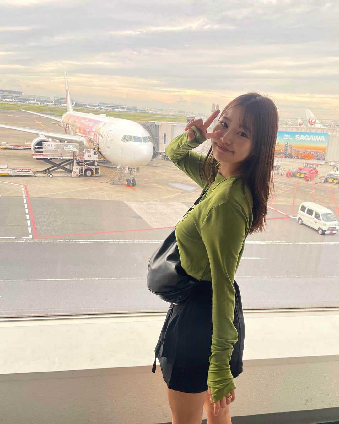 夏希リラさんのインスタグラム写真 - (夏希リラInstagram)「久しぶりに福岡へ行ってきました✈️ 2泊３日で一週間分くらいのご飯とお酒飲んだ🍶笑 旅行の時こそミニスカとか派手な服着ちゃうぎゃう🌺🤨  #福岡　#旅行 #博多 #飛行機 #fashion #ミニスカ #shein」10月11日 10時50分 - rira_buu