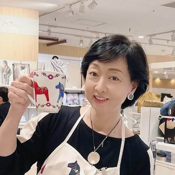 川上麻衣子さんのインスタグラム写真 - (川上麻衣子Instagram)「博多阪急百貨店2日目！昨夜は中洲で久しぶりの博多を満喫。 本日もよろしくお願いします。 #博多阪急8階  #ダーラナホース  #川上麻衣子」10月11日 10時42分 - kawakami.maiko